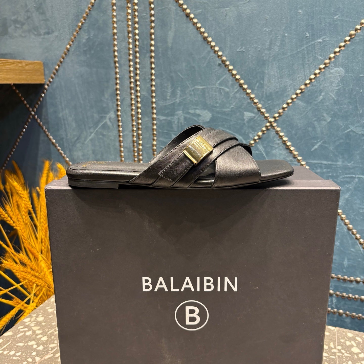 ШЛЬОПАНЦІ BALMAIN 26S З ПЕРЕХРЕСНИМИ РЕМІНЦЯМИ З ЧОРНОЇ ТЕЛЯЧОЇ ШКІРИ