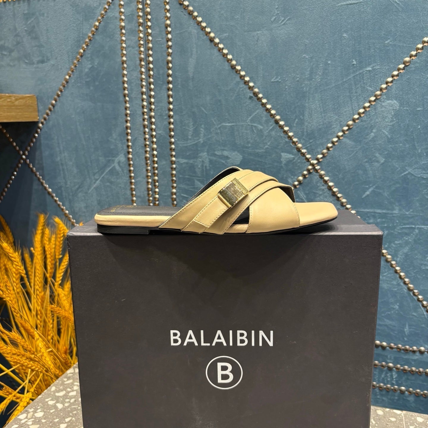 Шльопанці BALMAIN 26S ЗІ СТРІЧКАМИ НАВХРЕСТ З БЕЖЕВОЇ ТЕЛЯЧОЇ ШКІРИ