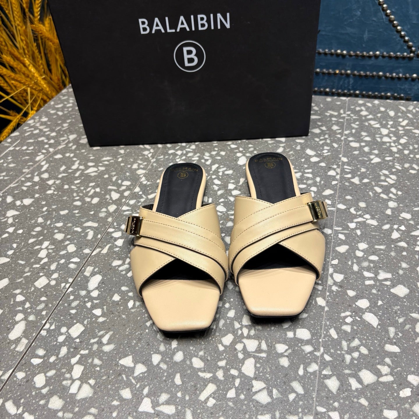 Шльопанці BALMAIN 26S ЗІ СТРІЧКАМИ НАВХРЕСТ З БЕЖЕВОЇ ТЕЛЯЧОЇ ШКІРИ