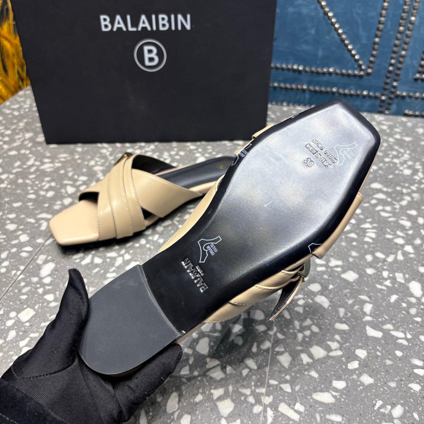 Шльопанці BALMAIN 26S ЗІ СТРІЧКАМИ НАВХРЕСТ З БЕЖЕВОЇ ТЕЛЯЧОЇ ШКІРИ