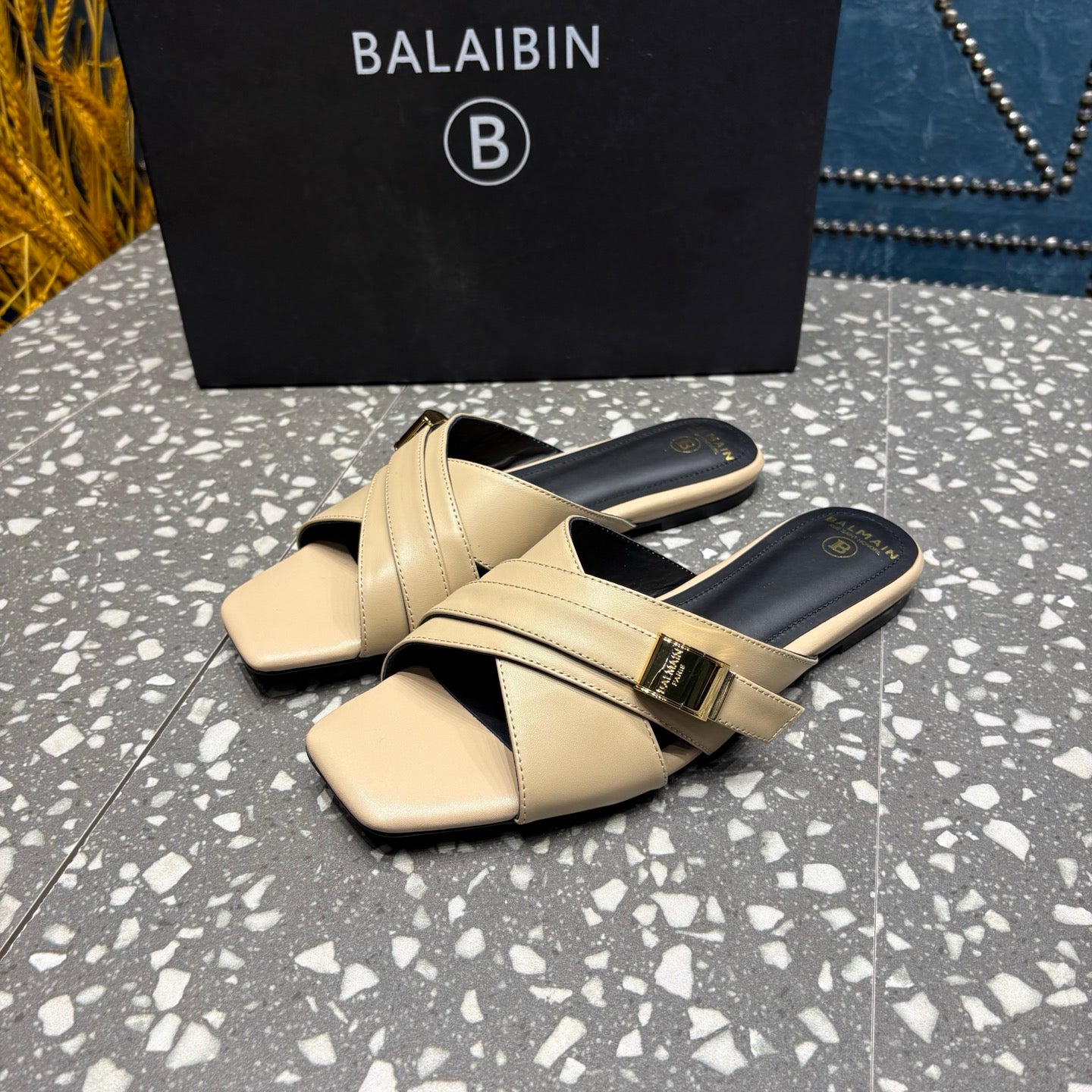 Шльопанці BALMAIN 26S ЗІ СТРІЧКАМИ НАВХРЕСТ З БЕЖЕВОЇ ТЕЛЯЧОЇ ШКІРИ