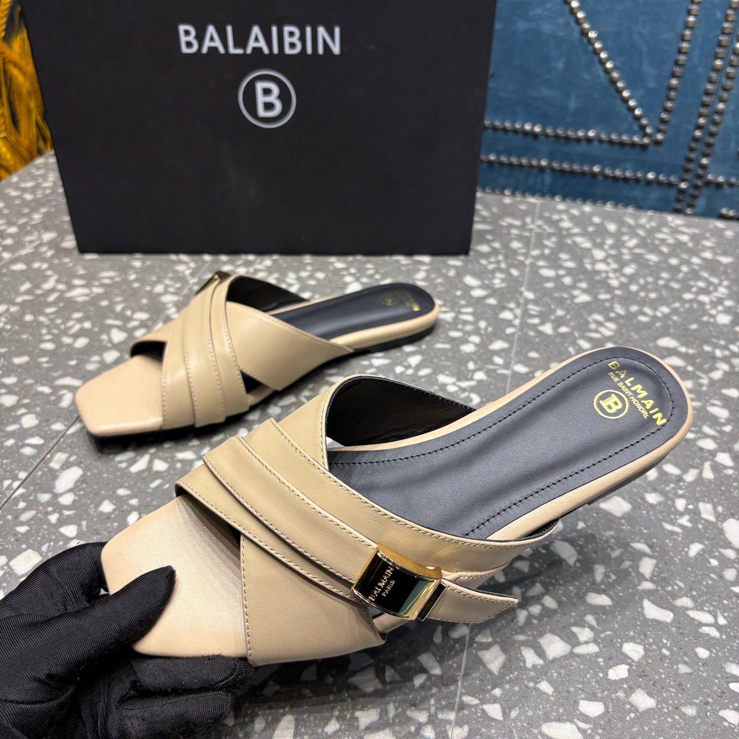 Шльопанці BALMAIN 26S ЗІ СТРІЧКАМИ НАВХРЕСТ З БЕЖЕВОЇ ТЕЛЯЧОЇ ШКІРИ