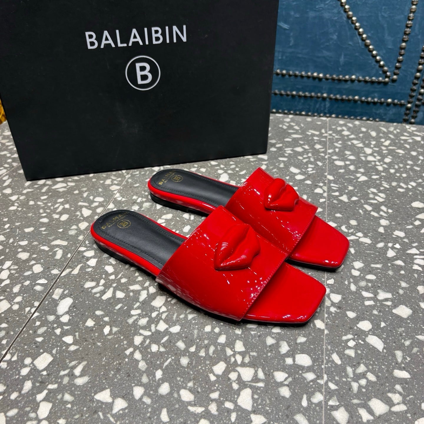 Шльопанці BALMAIN 26S З ЧЕРВОНОЇ ГЛЯНЦЕВОЇ ШКІРИ ТЕЛЯТИ