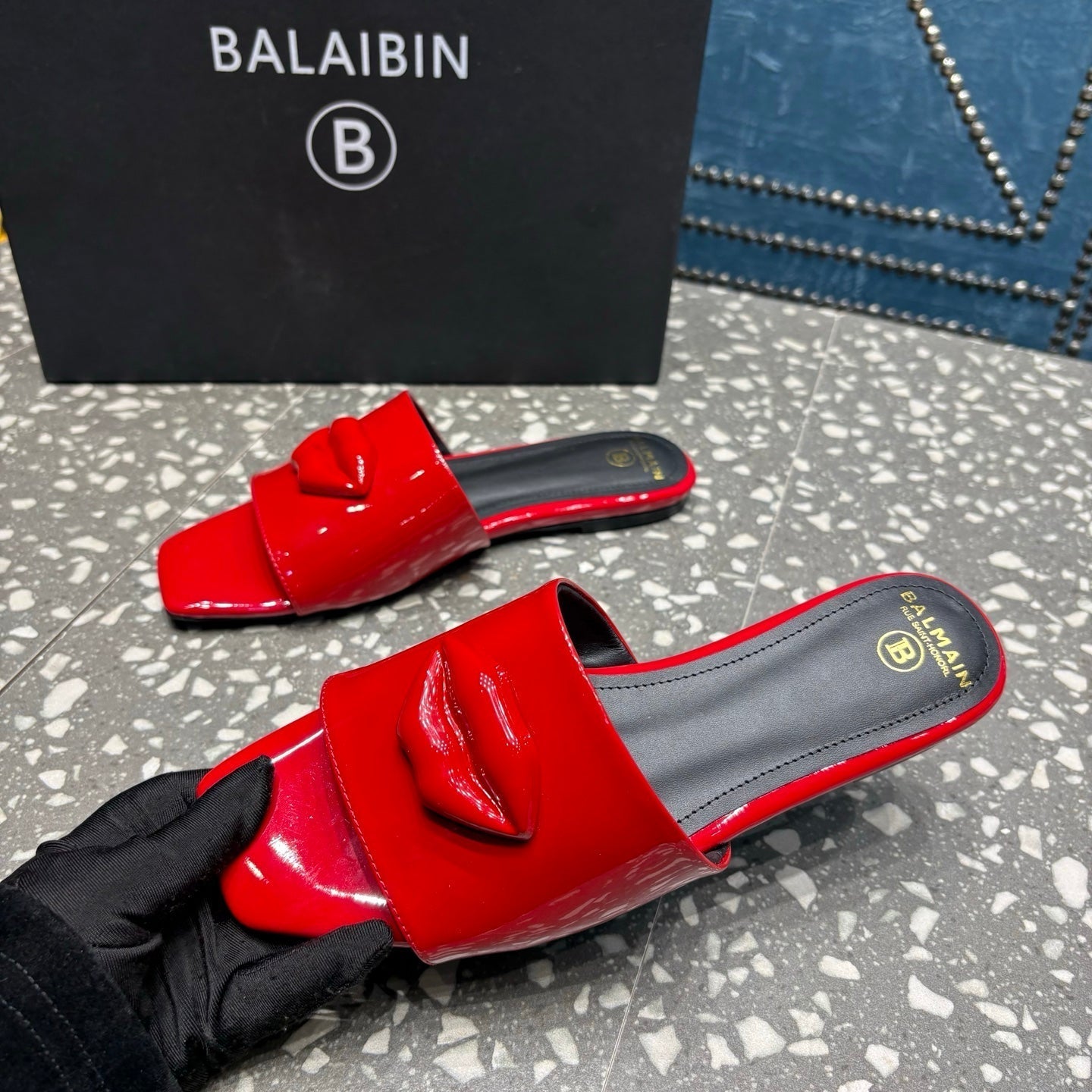 Шльопанці BALMAIN 26S З ЧЕРВОНОЇ ГЛЯНЦЕВОЇ ШКІРИ ТЕЛЯТИ