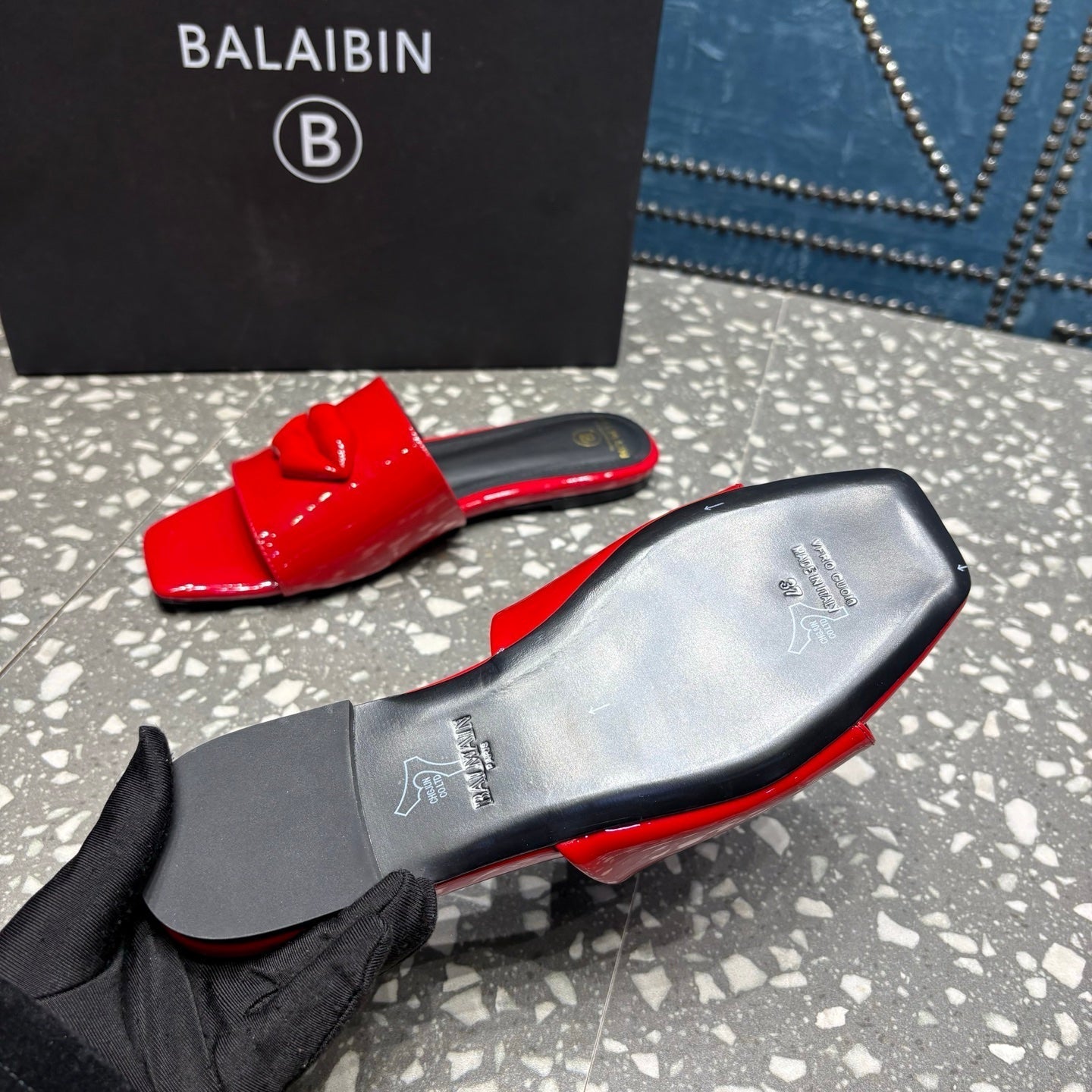 Шльопанці BALMAIN 26S З ЧЕРВОНОЇ ГЛЯНЦЕВОЇ ШКІРИ ТЕЛЯТИ