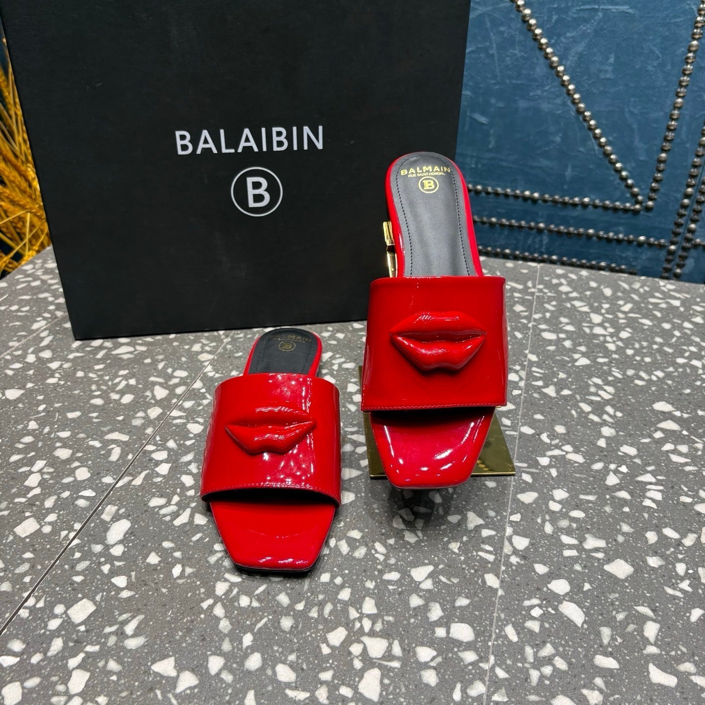 Шльопанці BALMAIN 26S З ЧЕРВОНОЇ ГЛЯНЦЕВОЇ ШКІРИ ТЕЛЯТИ
