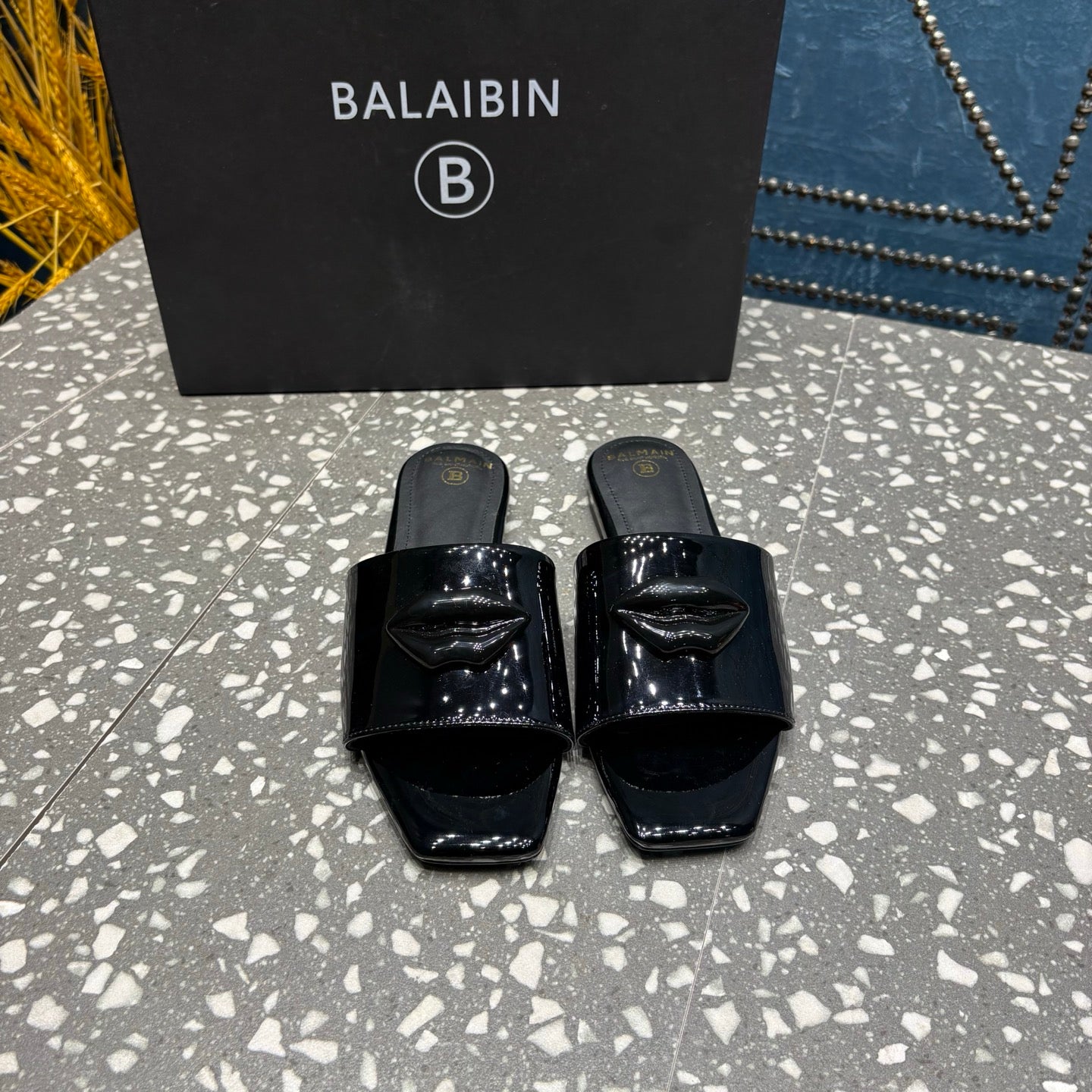 ШЛІФАНЦІ BALMAIN 26S З ЧОРНОЇ ГЛЯНЦЕВОЇ ТЕЛЯЧОЇ ШКІРИ