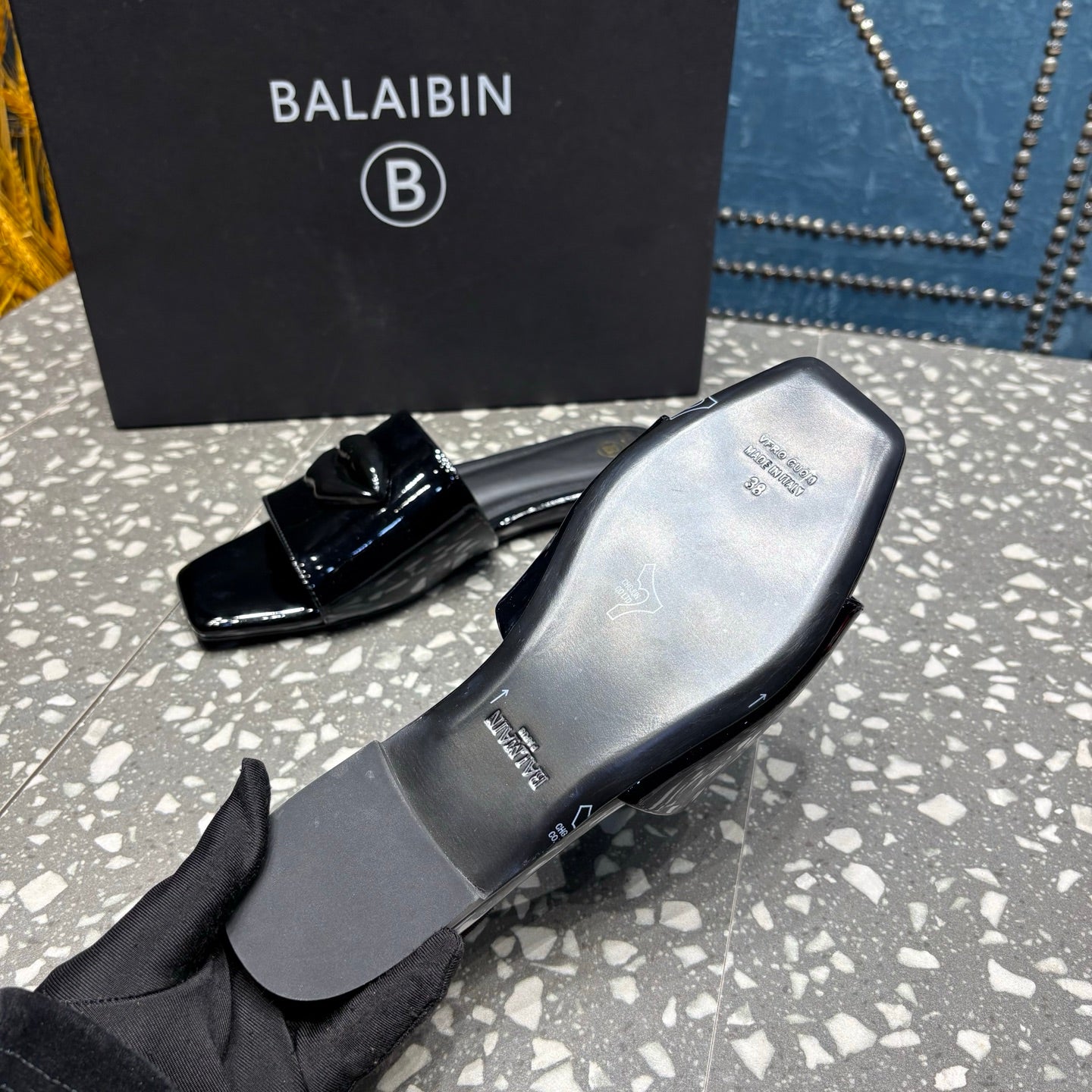 ШЛІФАНЦІ BALMAIN 26S З ЧОРНОЇ ГЛЯНЦЕВОЇ ТЕЛЯЧОЇ ШКІРИ