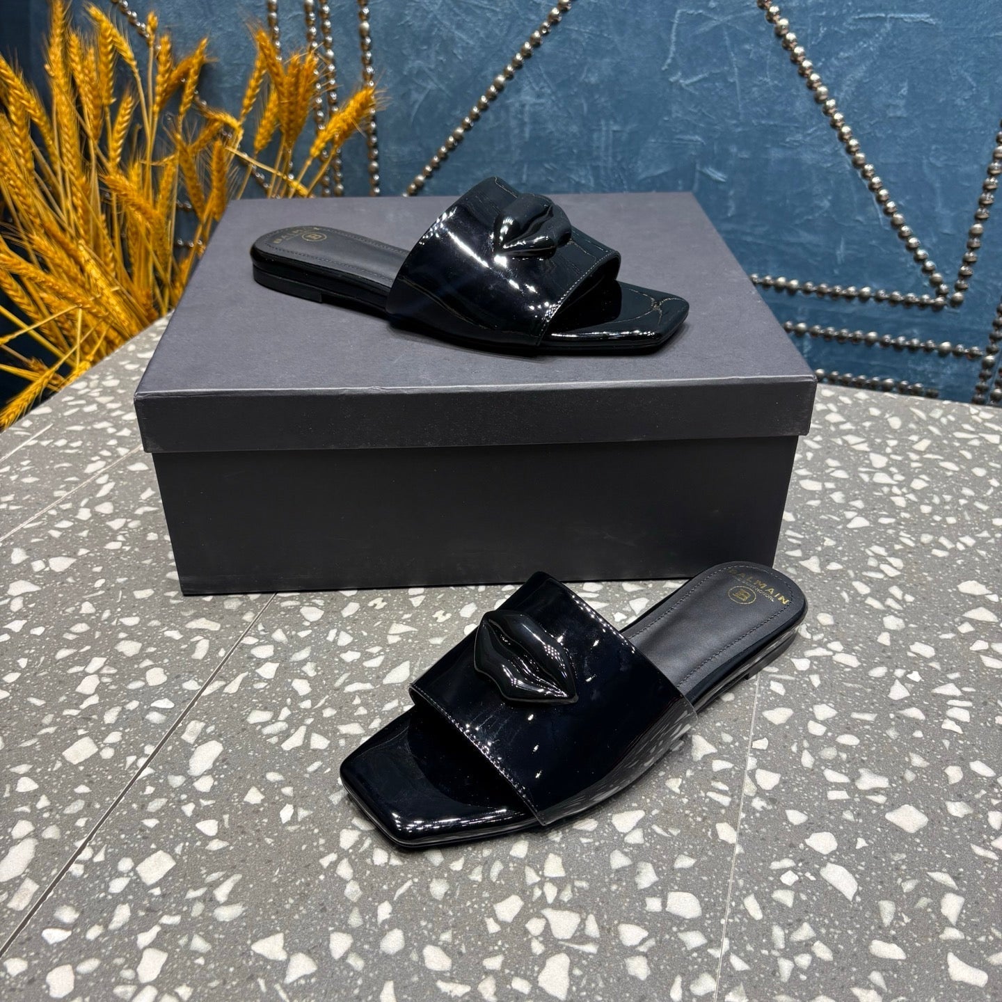 ШЛІФАНЦІ BALMAIN 26S З ЧОРНОЇ ГЛЯНЦЕВОЇ ТЕЛЯЧОЇ ШКІРИ