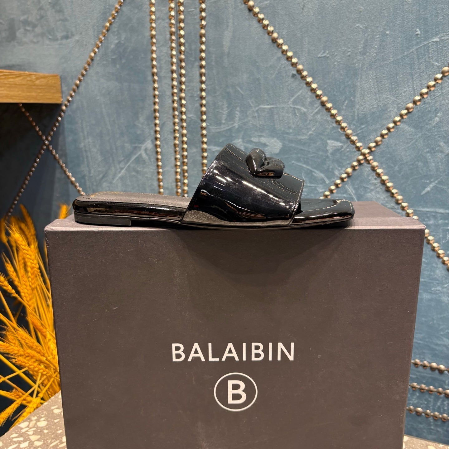 ШЛІФАНЦІ BALMAIN 26S З ЧОРНОЇ ГЛЯНЦЕВОЇ ТЕЛЯЧОЇ ШКІРИ