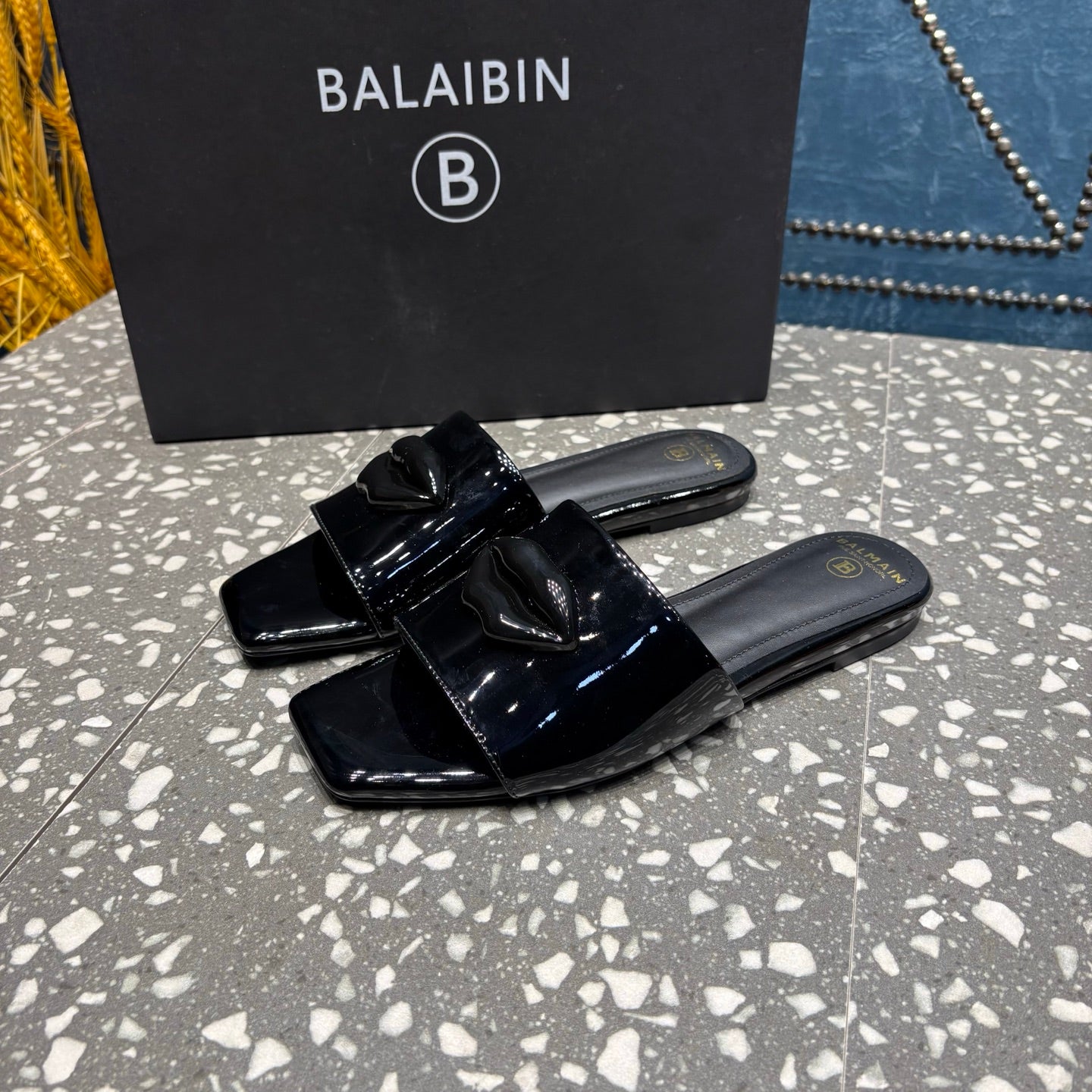 ШЛІФАНЦІ BALMAIN 26S З ЧОРНОЇ ГЛЯНЦЕВОЇ ТЕЛЯЧОЇ ШКІРИ