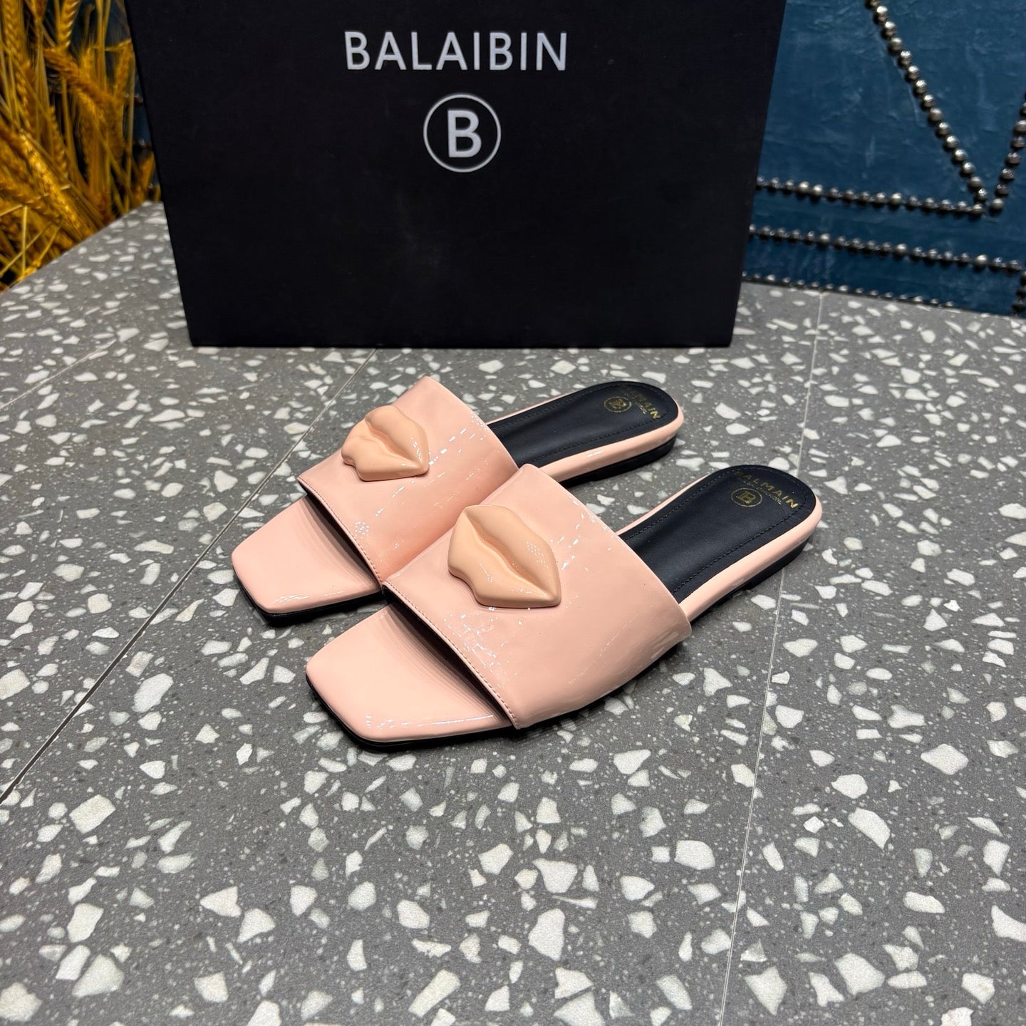 Шльопанці BALMAIN 26S зі світло-рожевої глянцевої телячої шкіри