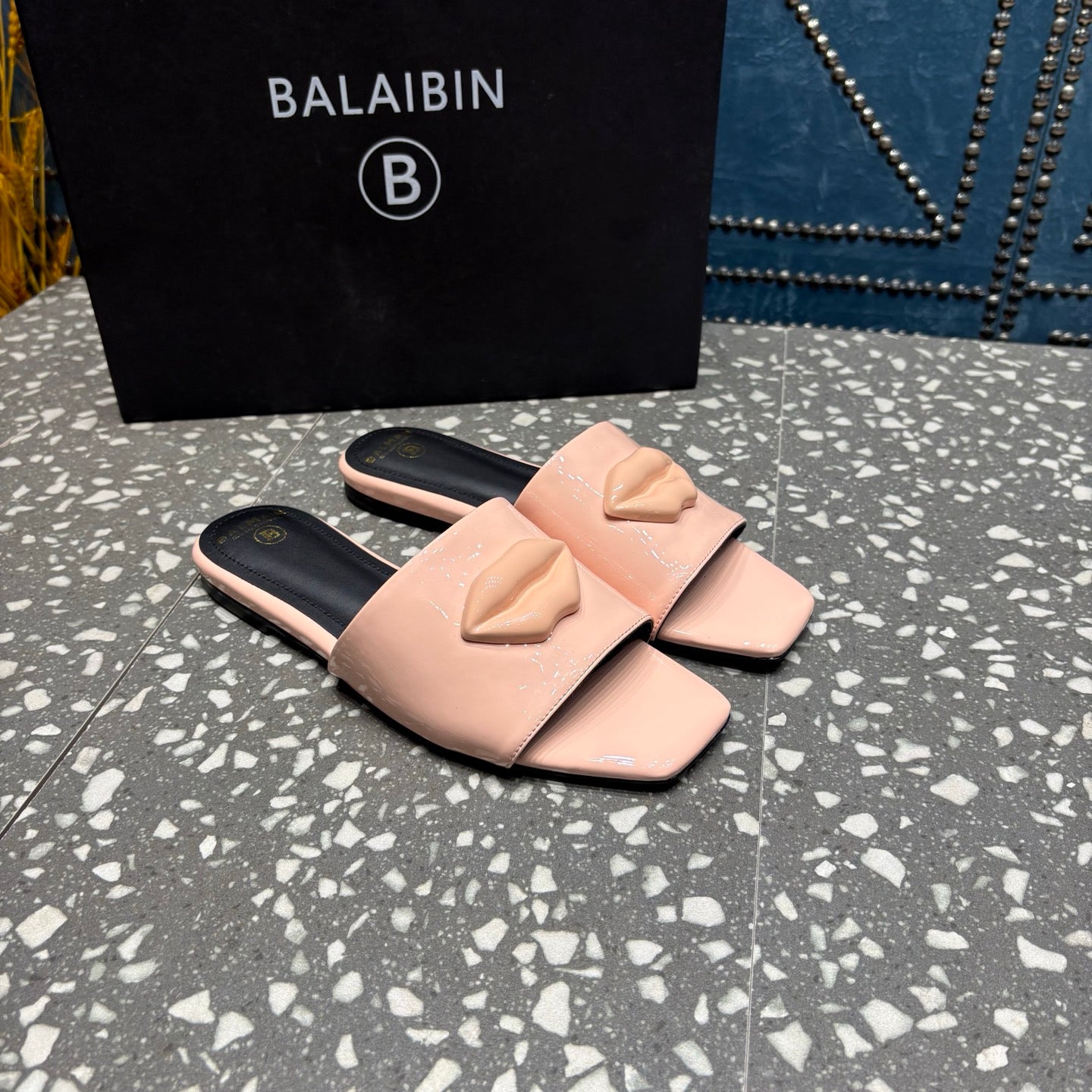Шльопанці BALMAIN 26S зі світло-рожевої глянцевої телячої шкіри