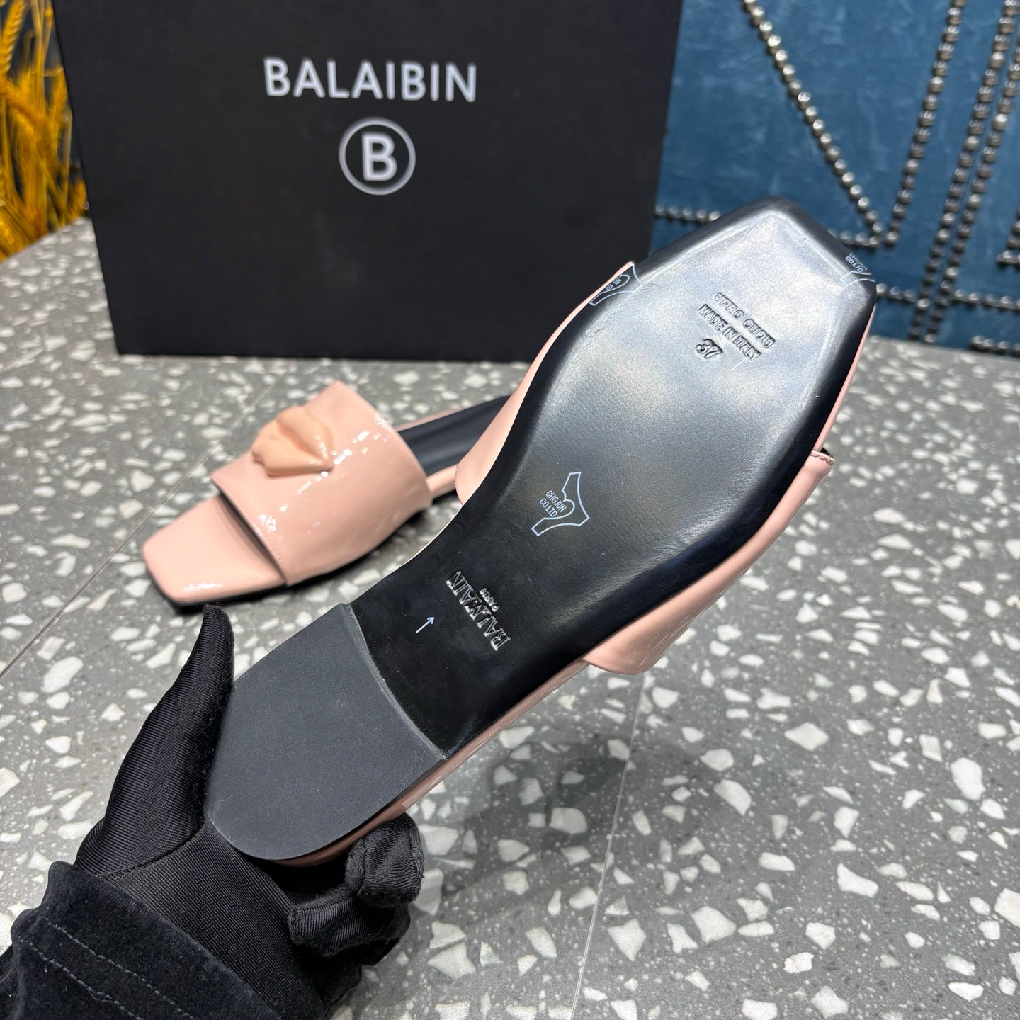 Шльопанці BALMAIN 26S зі світло-рожевої глянцевої телячої шкіри