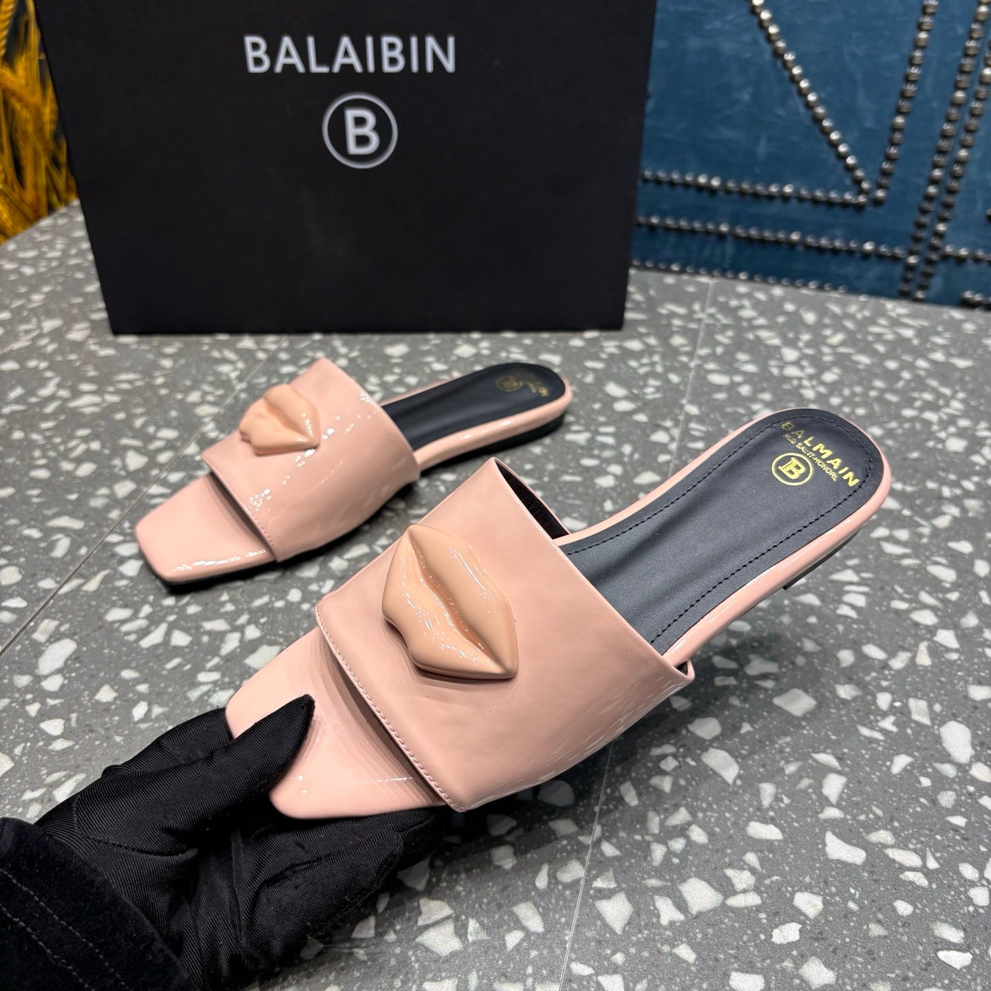Шльопанці BALMAIN 26S зі світло-рожевої глянцевої телячої шкіри