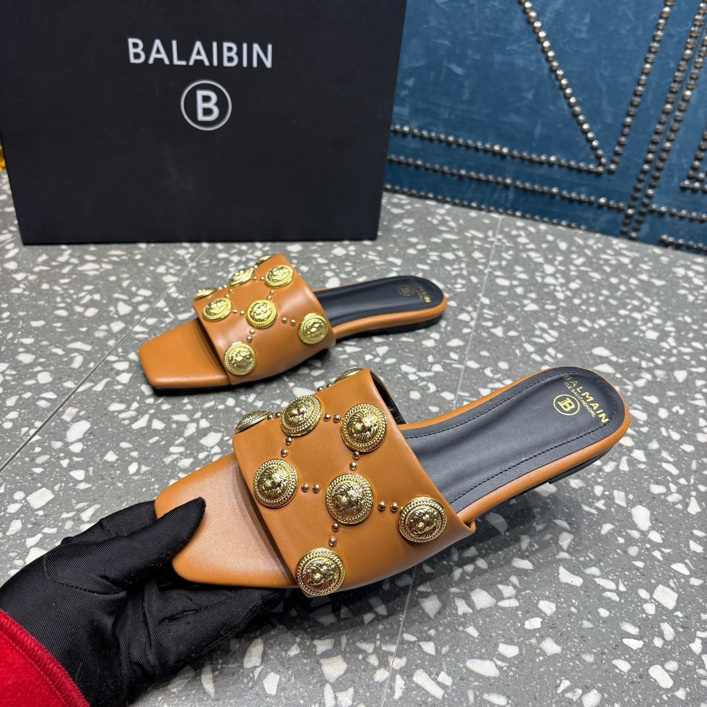 Шльопки BALMAIN 26S з коричневої телячої шкіри із золотою фурнітурою