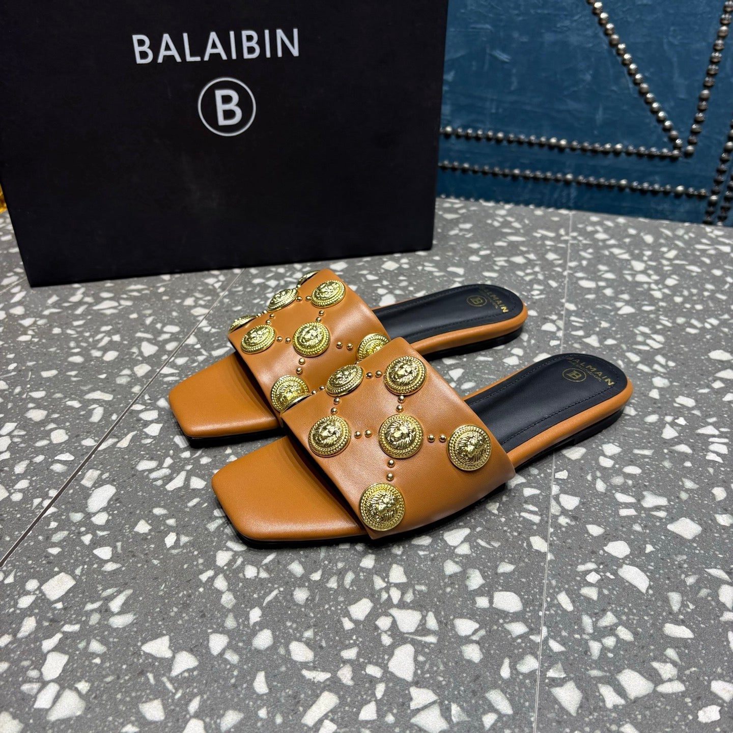 Шльопки BALMAIN 26S з коричневої телячої шкіри із золотою фурнітурою