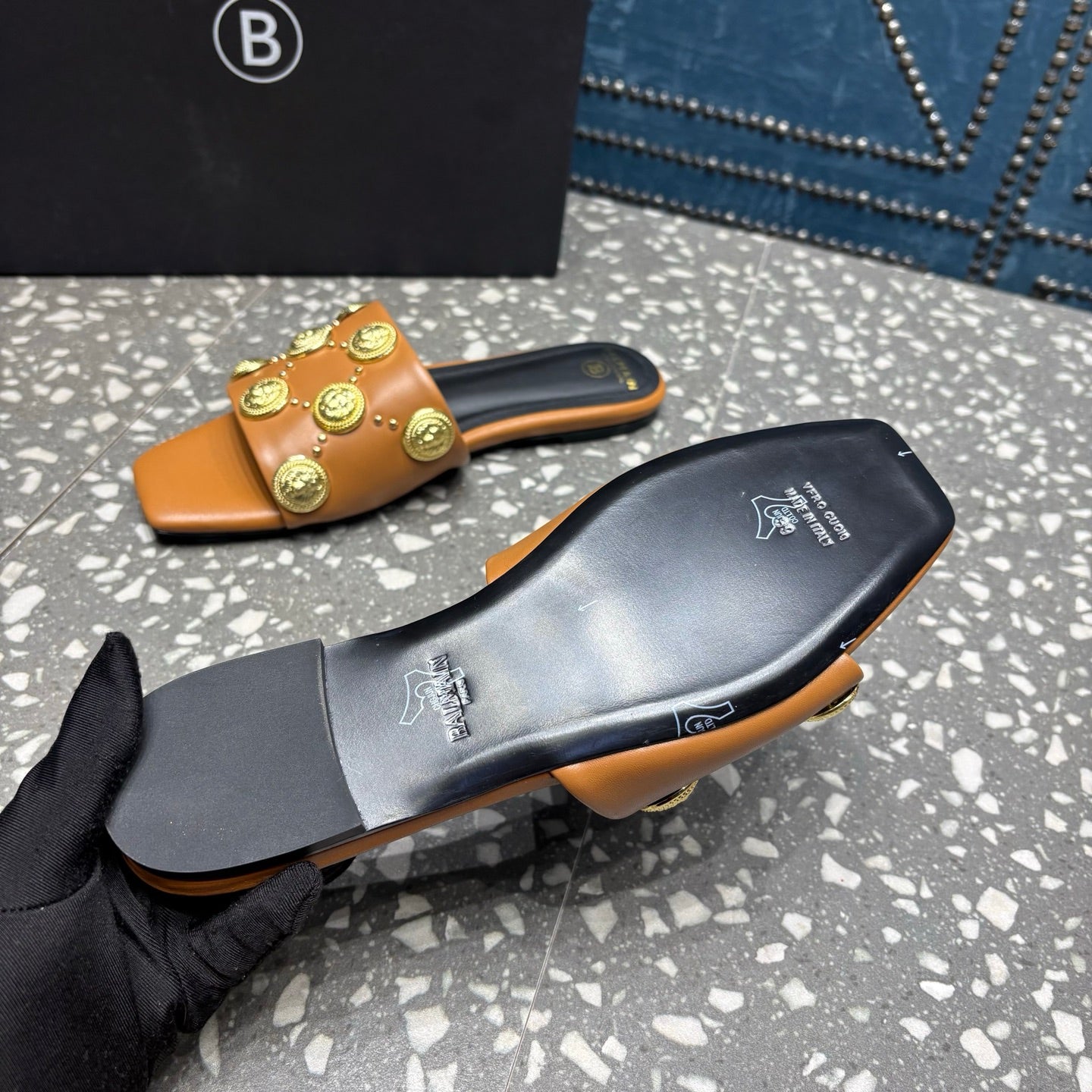 Шльопки BALMAIN 26S з коричневої телячої шкіри із золотою фурнітурою