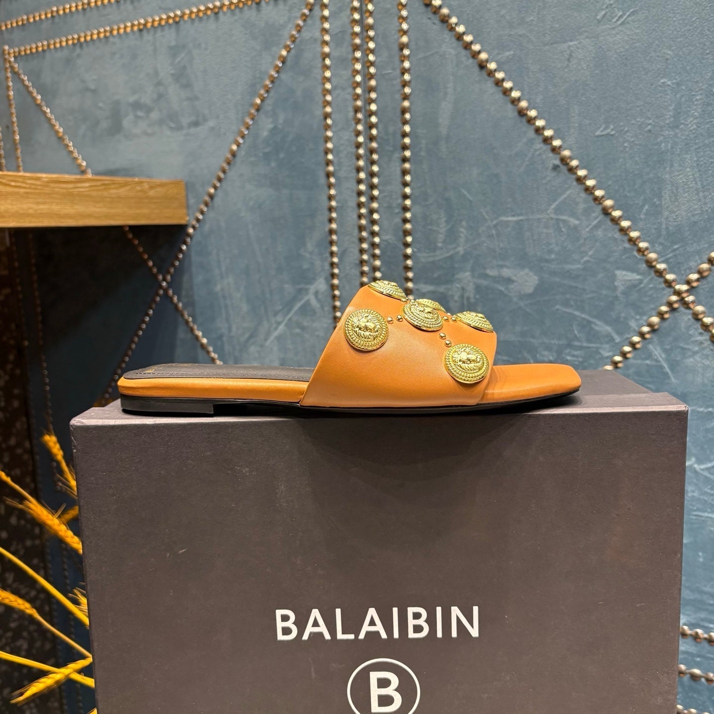 Шльопки BALMAIN 26S з коричневої телячої шкіри із золотою фурнітурою