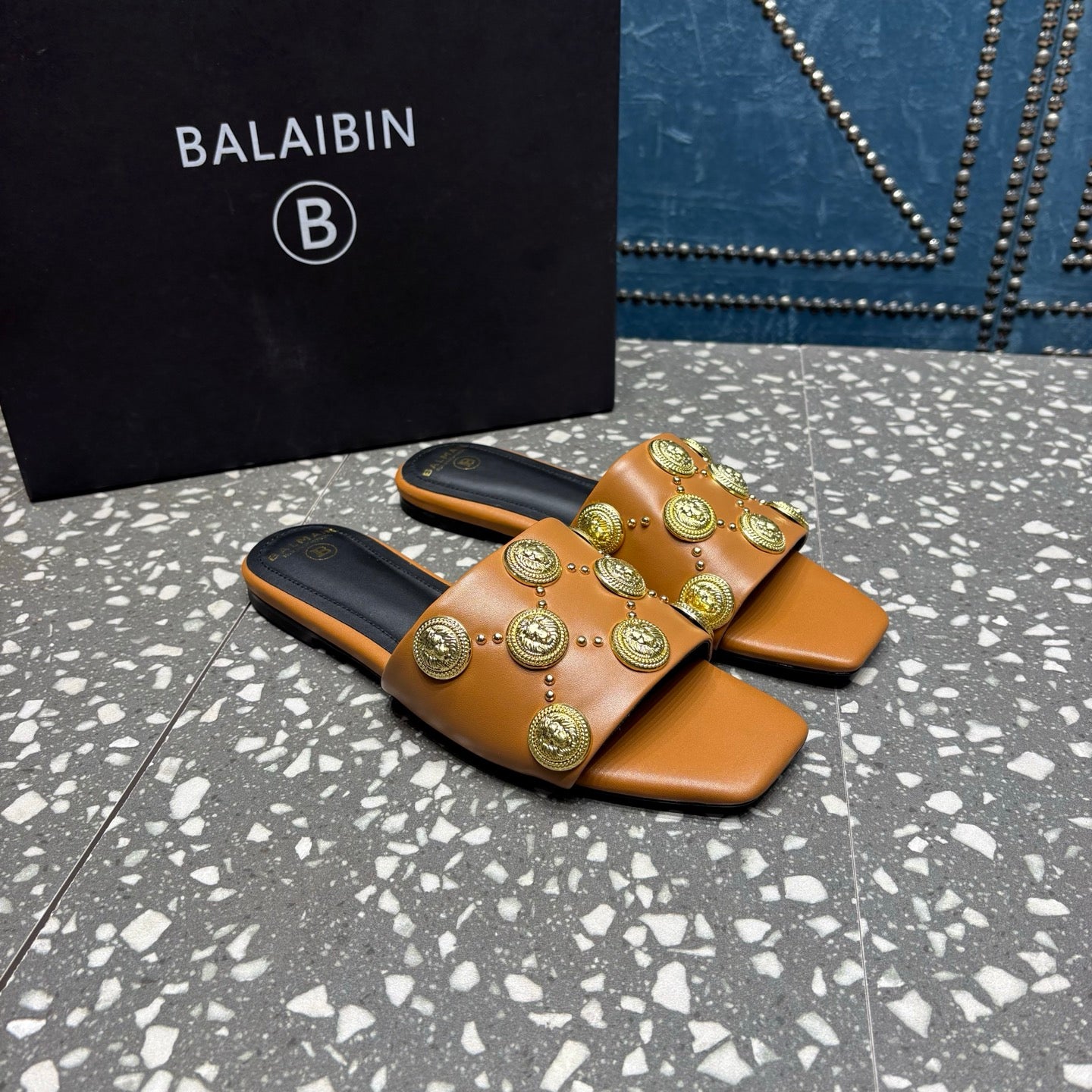 Шльопки BALMAIN 26S з коричневої телячої шкіри із золотою фурнітурою