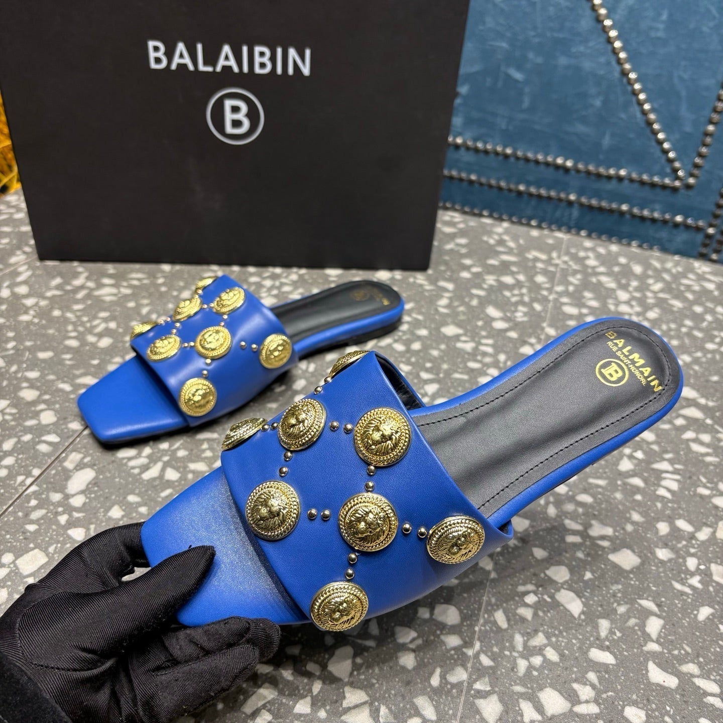 Шльопанці BALMAIN 26S З ТЕМНО-СИНЬОЇ ТЕЛЯЧОЇ ШКІРИ ІЗ ЗОЛОТОЮ ФУРНІТУРОЮ
