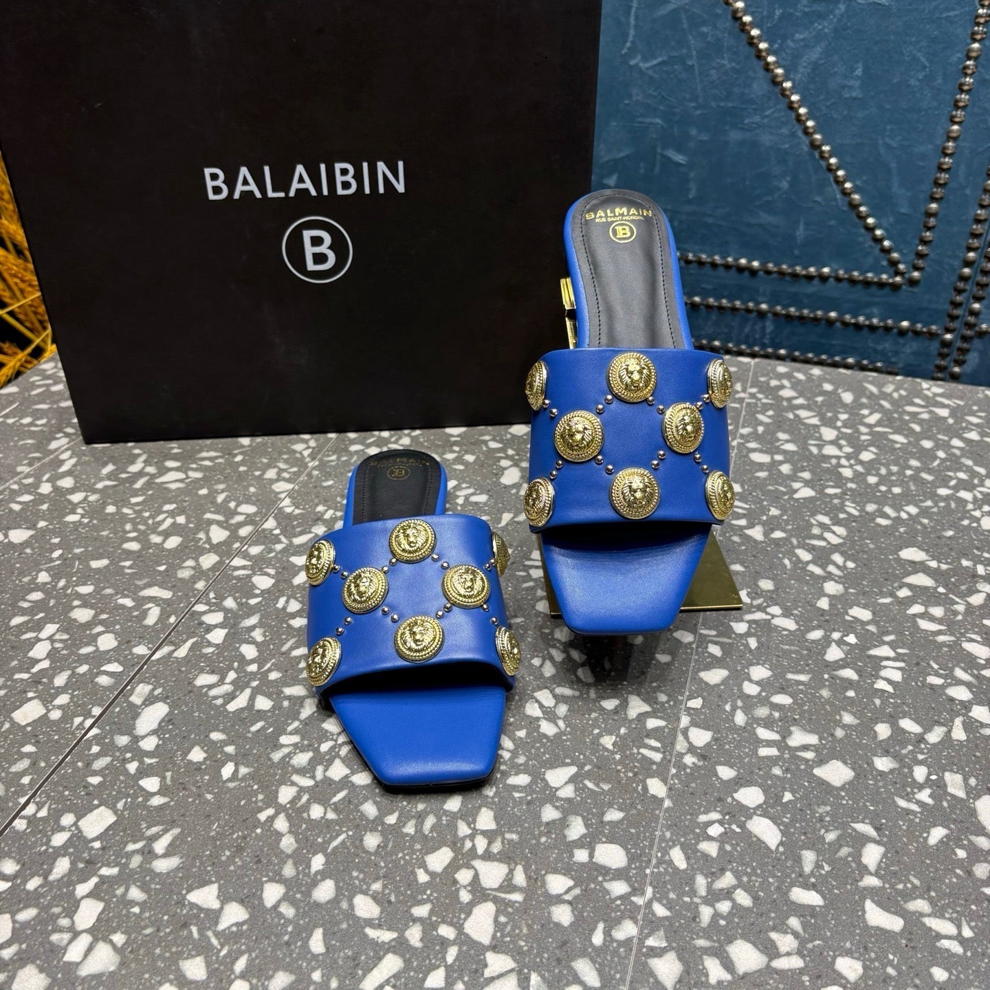 Шльопанці BALMAIN 26S З ТЕМНО-СИНЬОЇ ТЕЛЯЧОЇ ШКІРИ ІЗ ЗОЛОТОЮ ФУРНІТУРОЮ