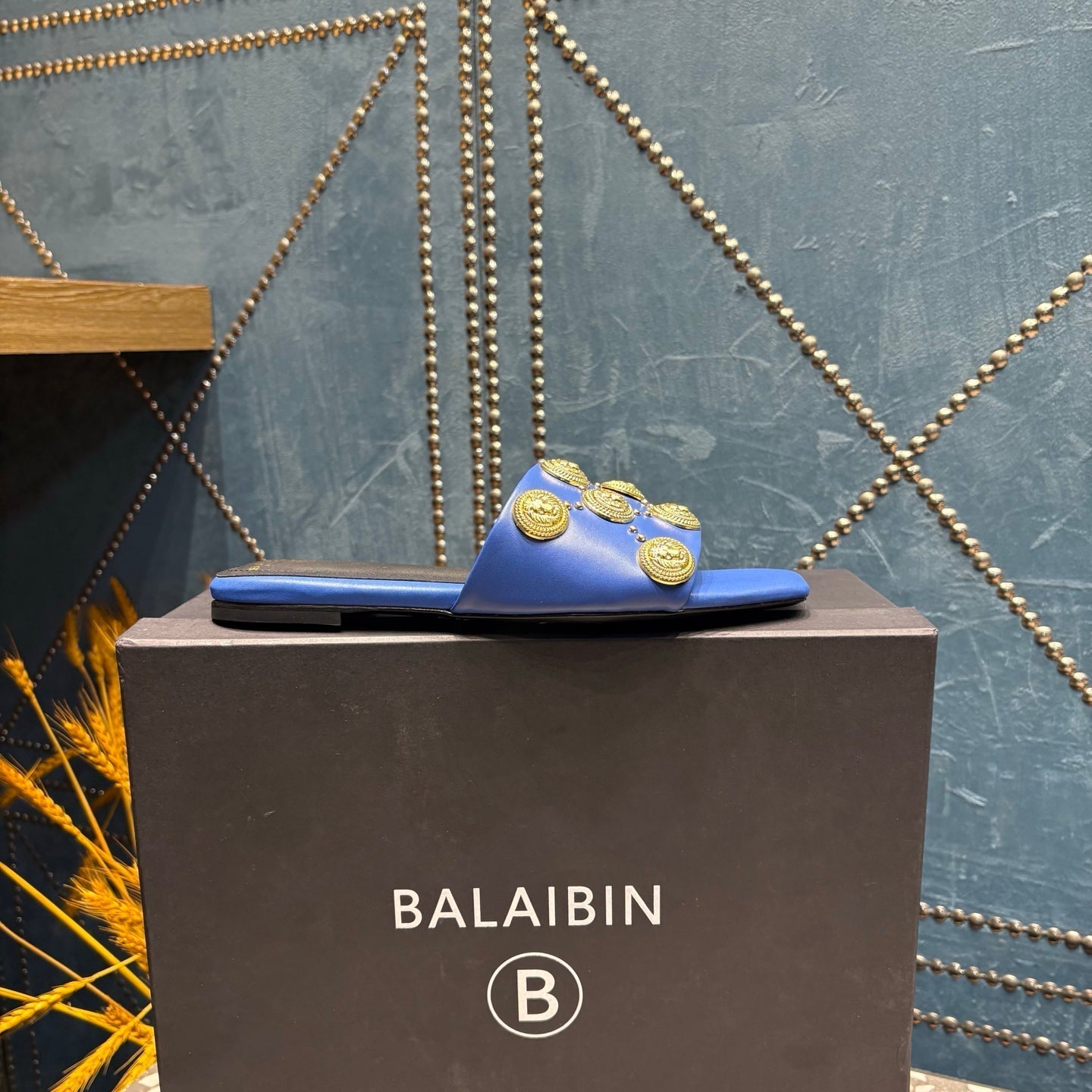 Шльопанці BALMAIN 26S З ТЕМНО-СИНЬОЇ ТЕЛЯЧОЇ ШКІРИ ІЗ ЗОЛОТОЮ ФУРНІТУРОЮ