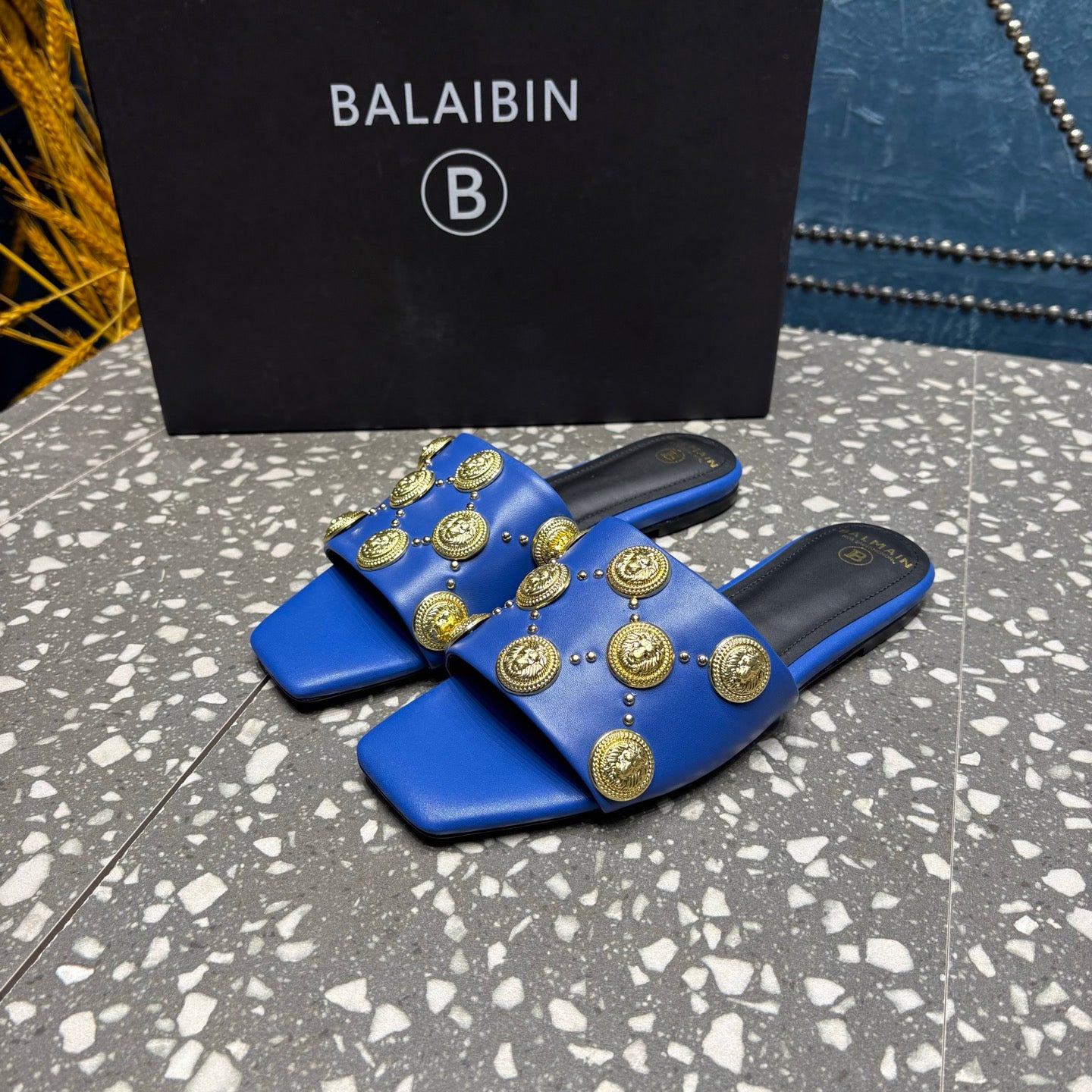 Шльопанці BALMAIN 26S З ТЕМНО-СИНЬОЇ ТЕЛЯЧОЇ ШКІРИ ІЗ ЗОЛОТОЮ ФУРНІТУРОЮ