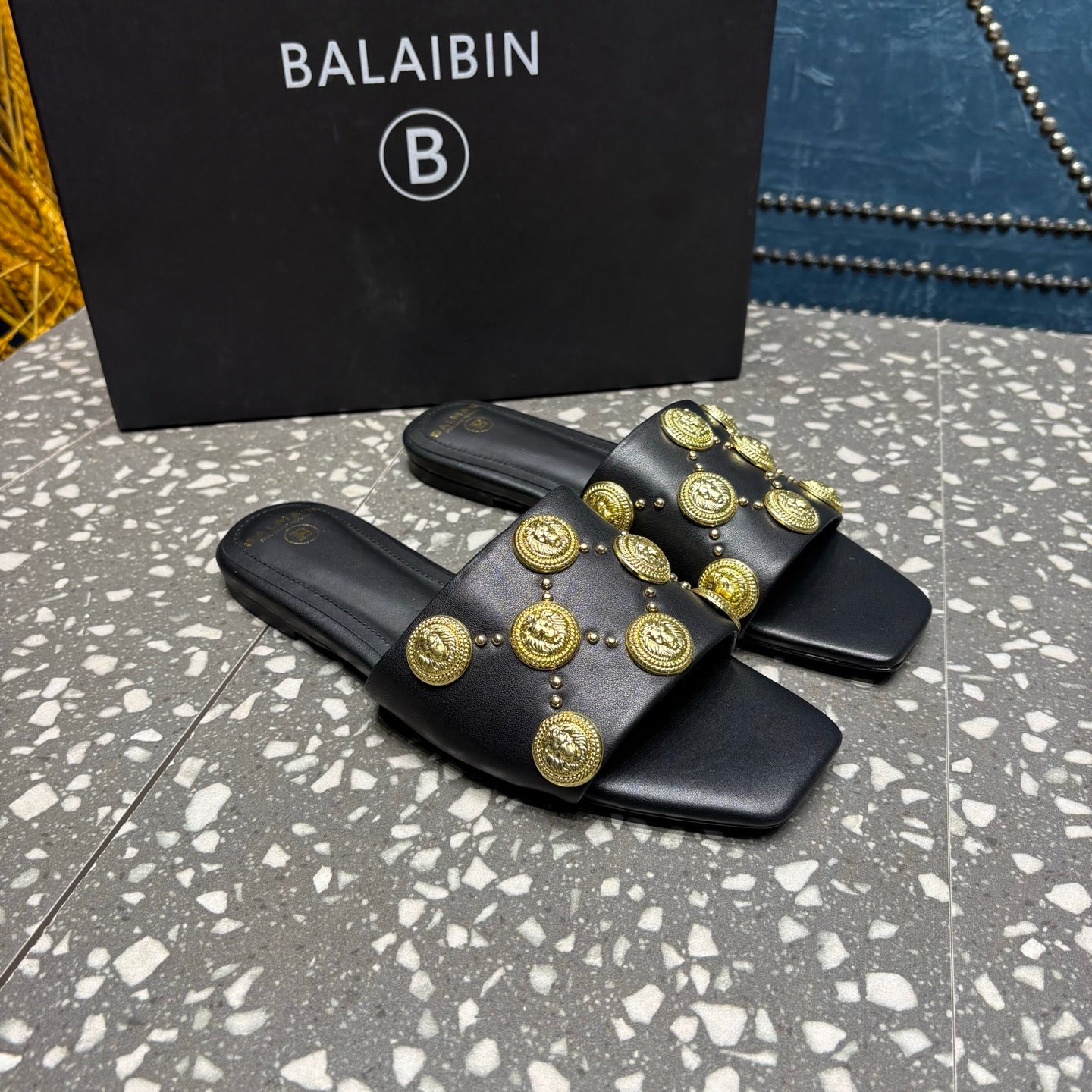 Шльопки BALMAIN 26S з чорної телячої шкіри із золотою фурнітурою