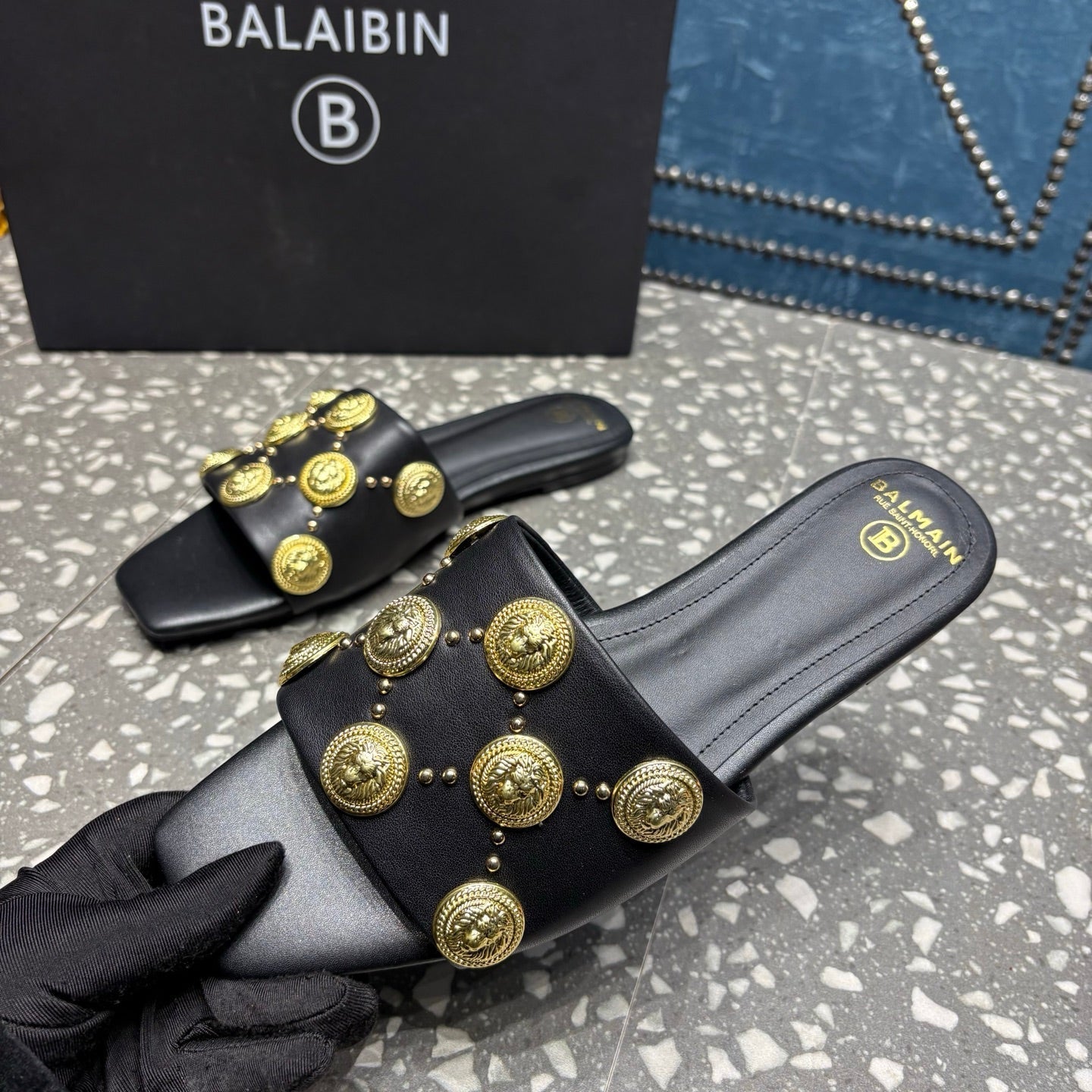 Шльопки BALMAIN 26S з чорної телячої шкіри із золотою фурнітурою