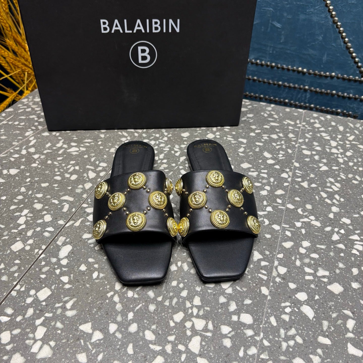 Шльопки BALMAIN 26S з чорної телячої шкіри із золотою фурнітурою