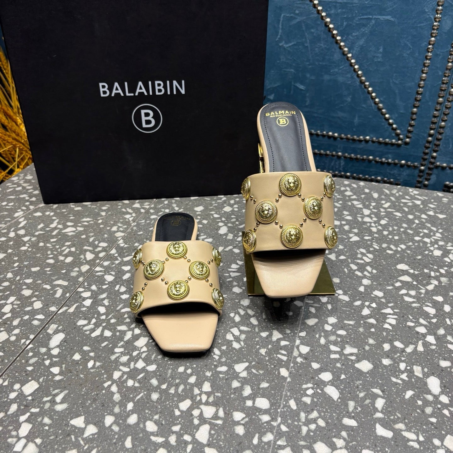 Шльопанці BALMAIN 26S з бежевої телячої шкіри із золотою фурнітурою