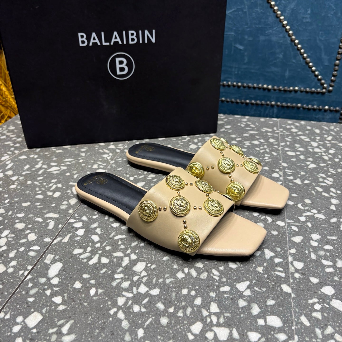 Шльопанці BALMAIN 26S з бежевої телячої шкіри із золотою фурнітурою