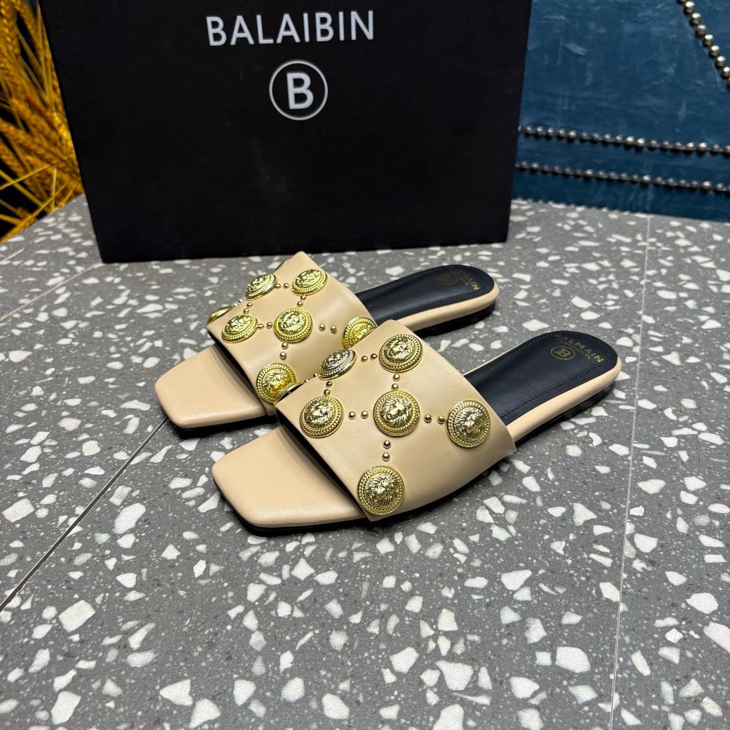 Шльопанці BALMAIN 26S з бежевої телячої шкіри із золотою фурнітурою