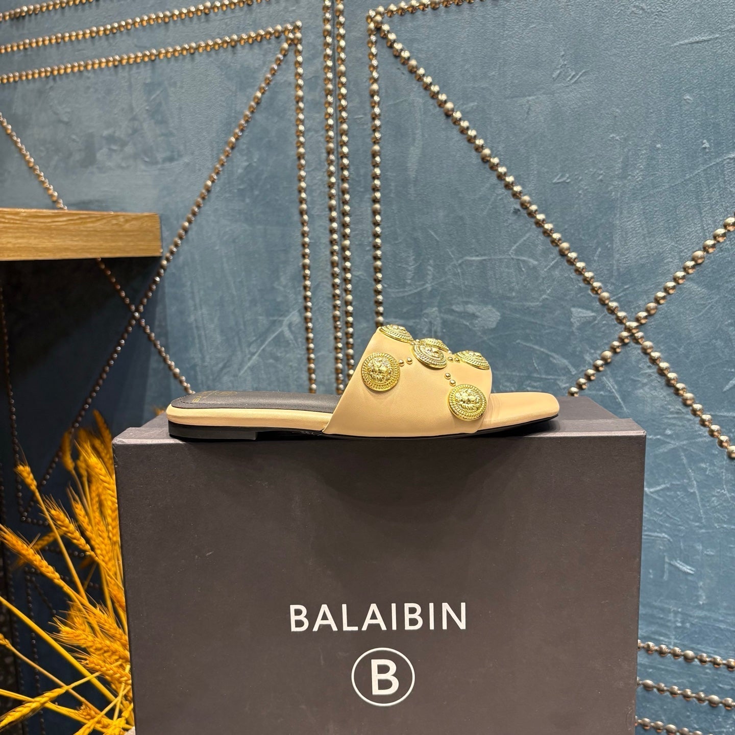 Шльопанці BALMAIN 26S з бежевої телячої шкіри із золотою фурнітурою