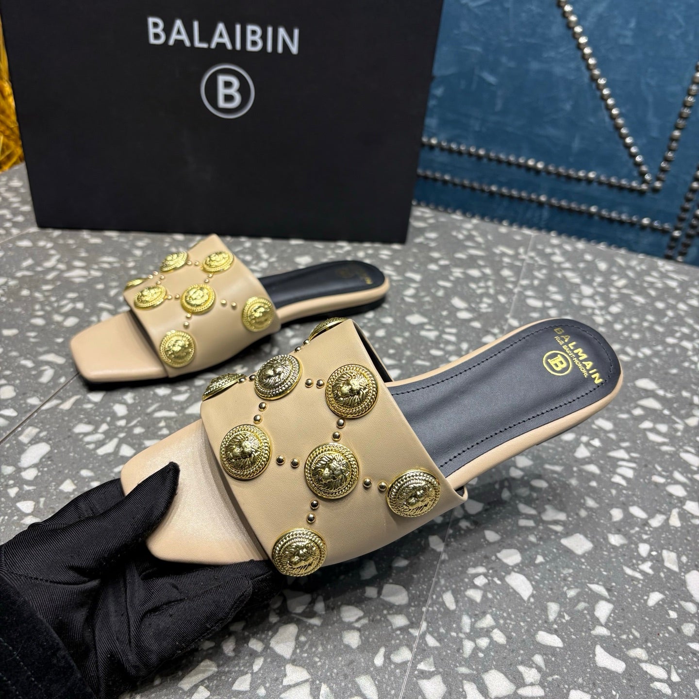 Шльопанці BALMAIN 26S з бежевої телячої шкіри із золотою фурнітурою