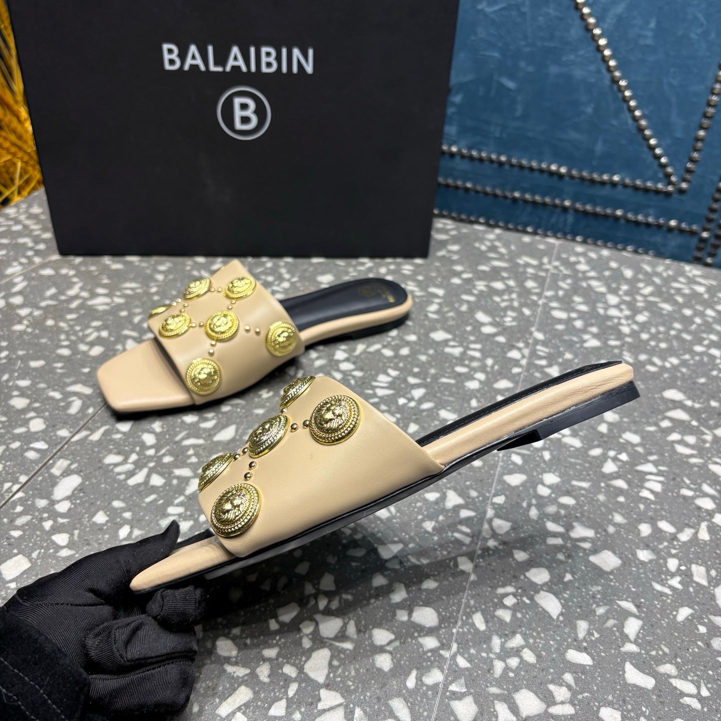 Шльопанці BALMAIN 26S з бежевої телячої шкіри із золотою фурнітурою