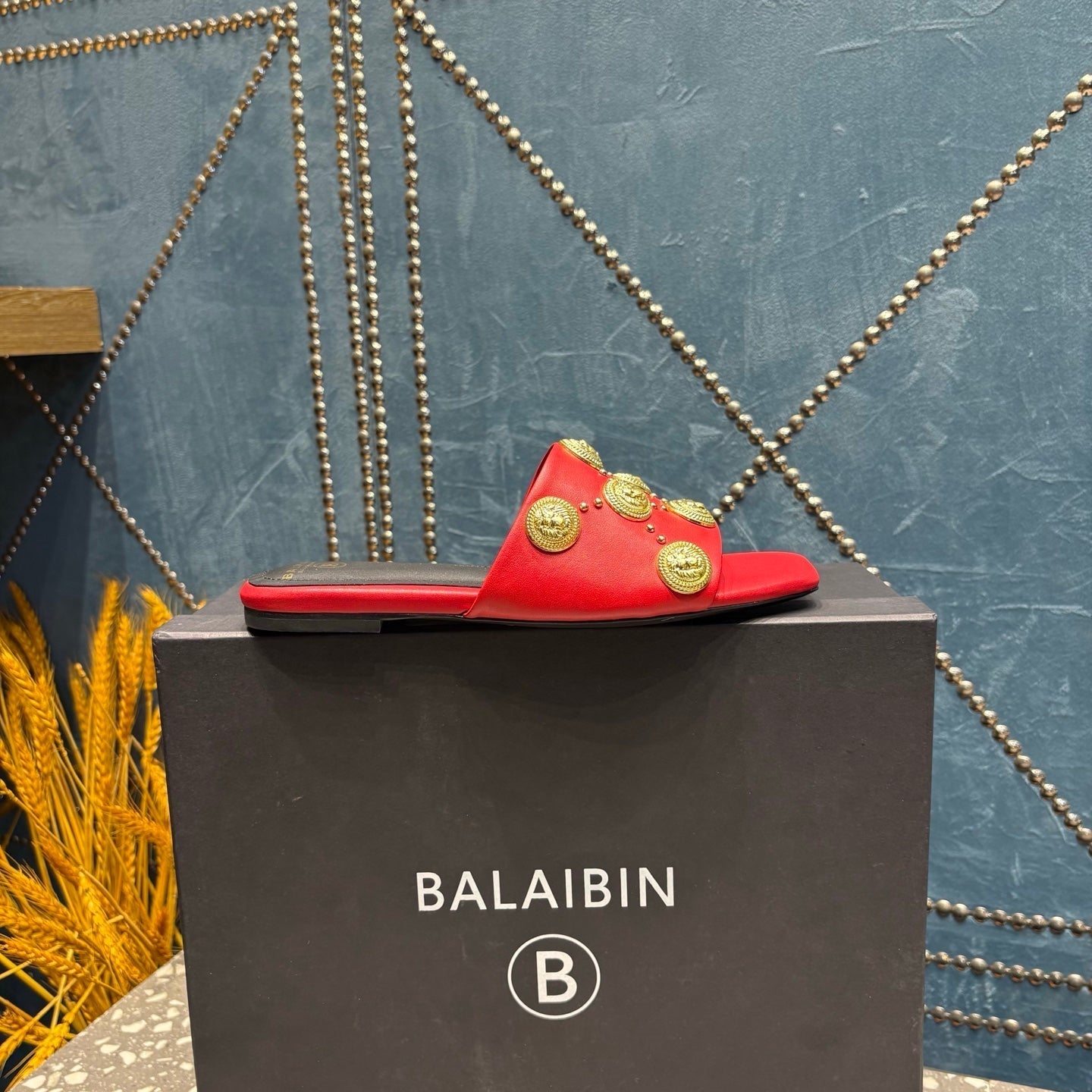 ШЛЬОПАНЦІ BALMAIN 26S З ЧЕРВОНОЇ ТЕЛЯЧОЇ ШКІРИ ІЗ ЗОЛОТОЮ ФУРНІТУРОЮ