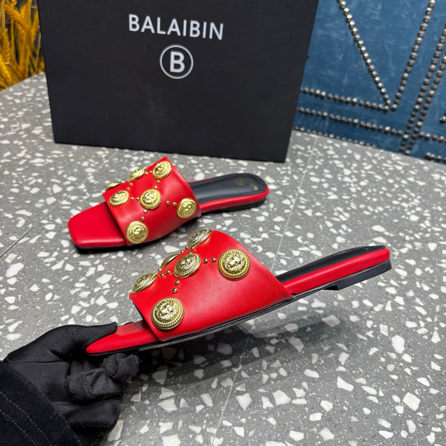 ШЛЬОПАНЦІ BALMAIN 26S З ЧЕРВОНОЇ ТЕЛЯЧОЇ ШКІРИ ІЗ ЗОЛОТОЮ ФУРНІТУРОЮ