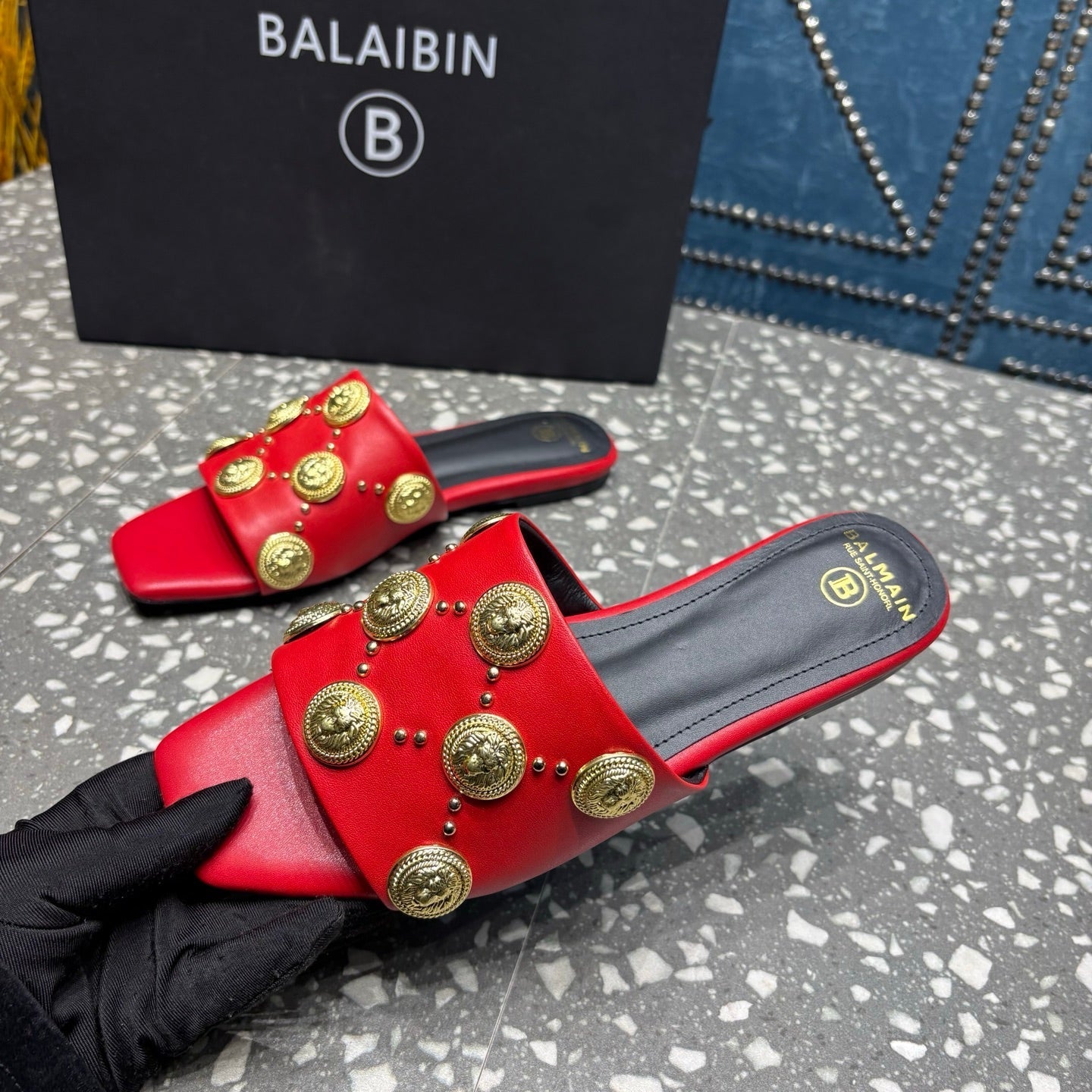 ШЛЬОПАНЦІ BALMAIN 26S З ЧЕРВОНОЇ ТЕЛЯЧОЇ ШКІРИ ІЗ ЗОЛОТОЮ ФУРНІТУРОЮ