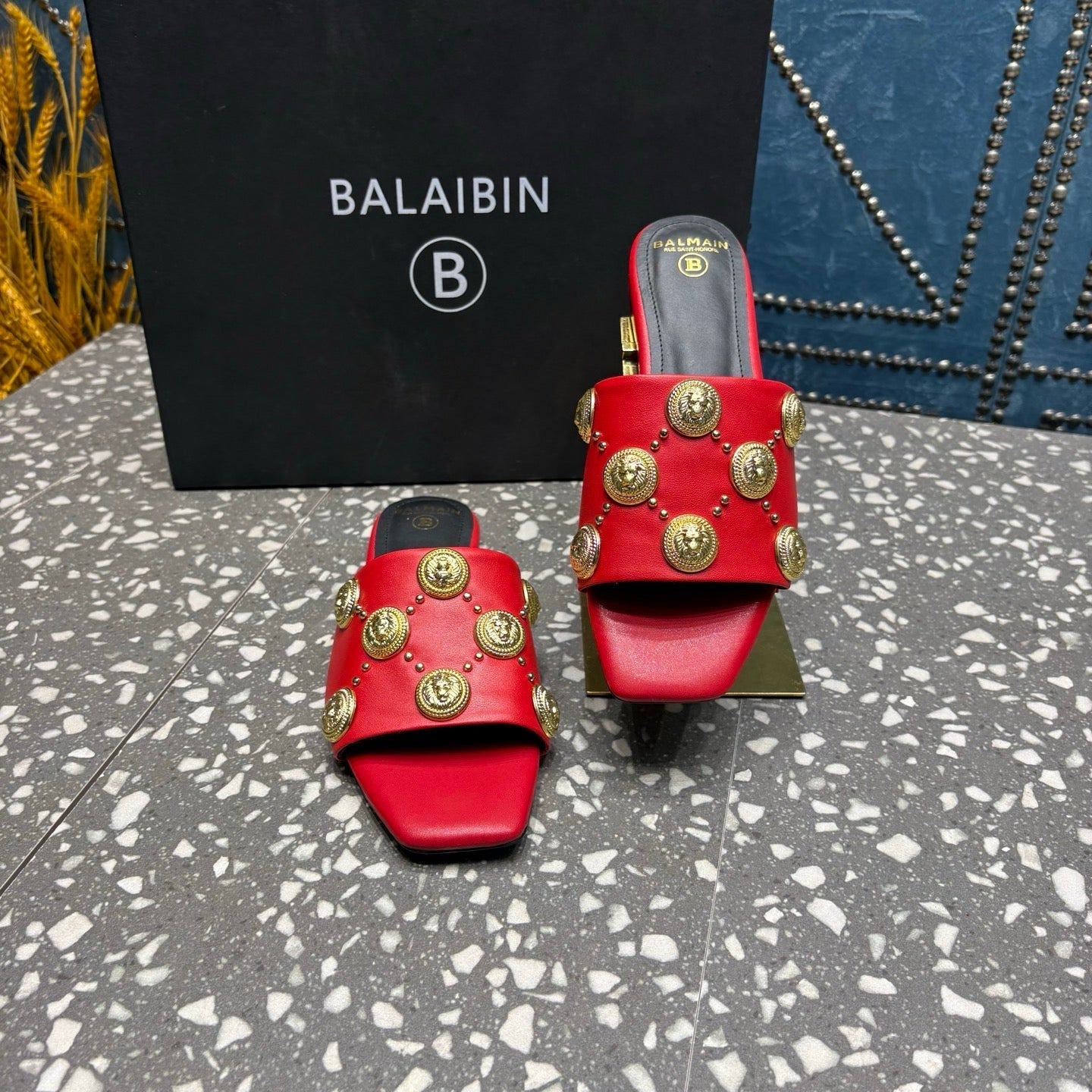 ШЛЬОПАНЦІ BALMAIN 26S З ЧЕРВОНОЇ ТЕЛЯЧОЇ ШКІРИ ІЗ ЗОЛОТОЮ ФУРНІТУРОЮ