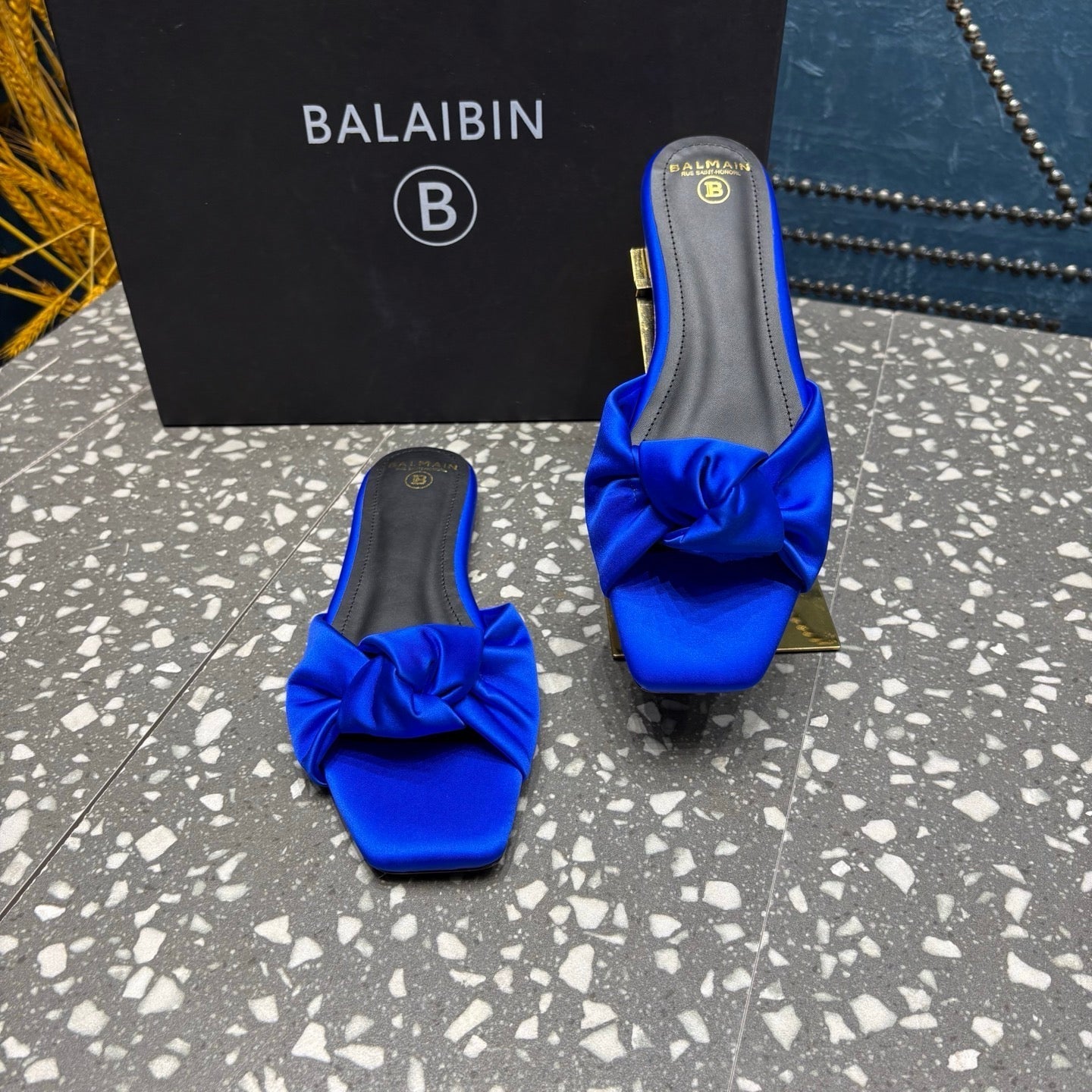 ШЛЬОПАНЦІ BALMAIN 26S З ТЕМНО-СИНЬОГО АТЛАСУ