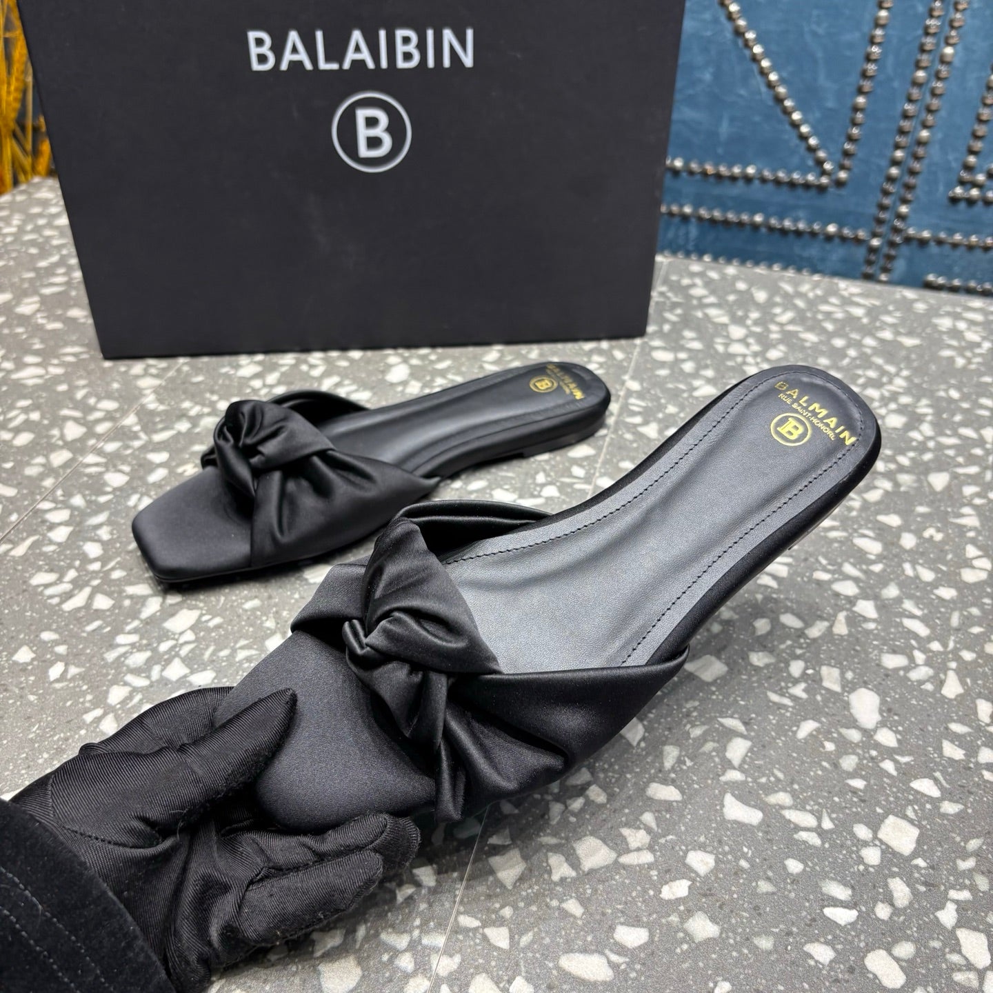 ШЛЬОПАНЦІ BALMAIN 26S З ЧОРНОГО АТЛАСУ