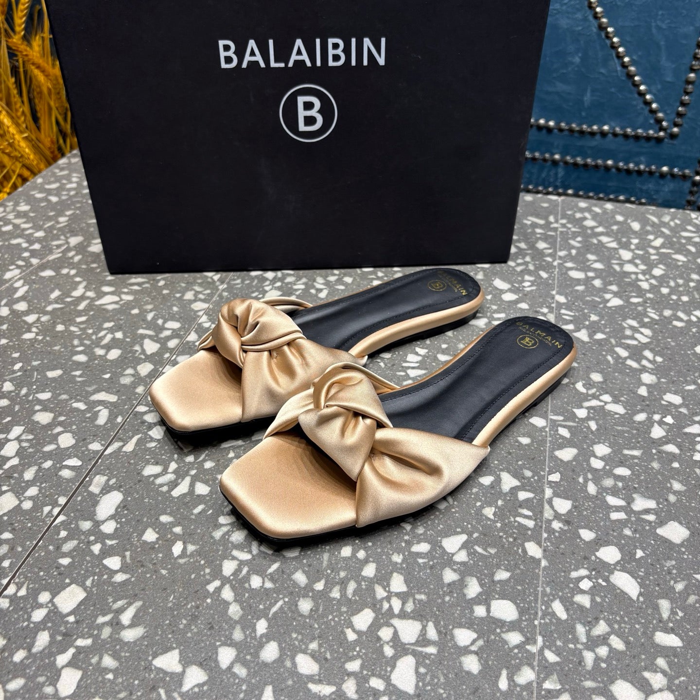 Шльопанці BALMAIN 26S з атласу світлого теплого бежевого кольору