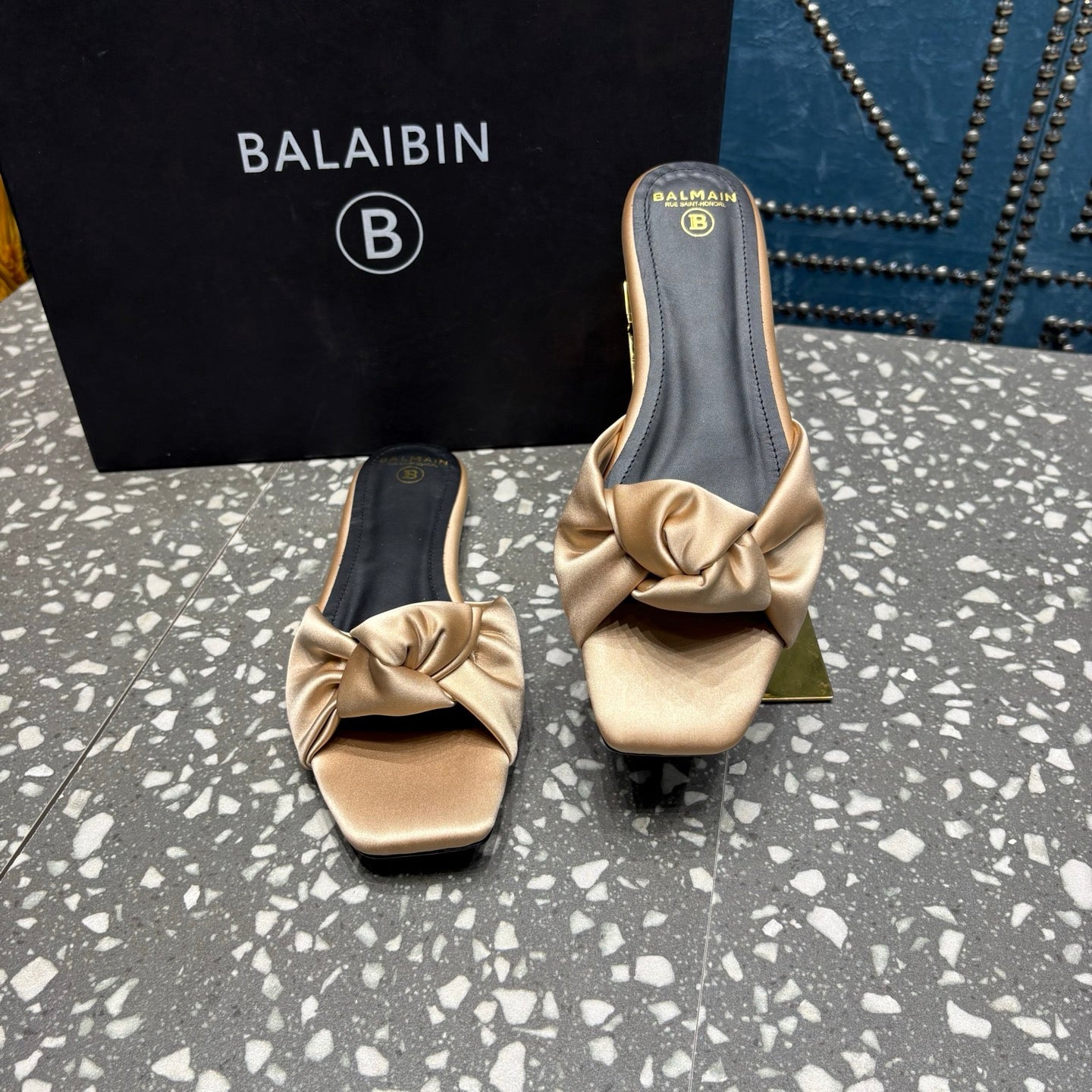 Шльопанці BALMAIN 26S з атласу світлого теплого бежевого кольору