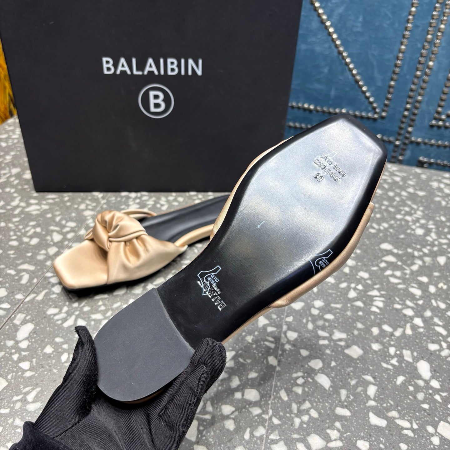 Шльопанці BALMAIN 26S з атласу світлого теплого бежевого кольору