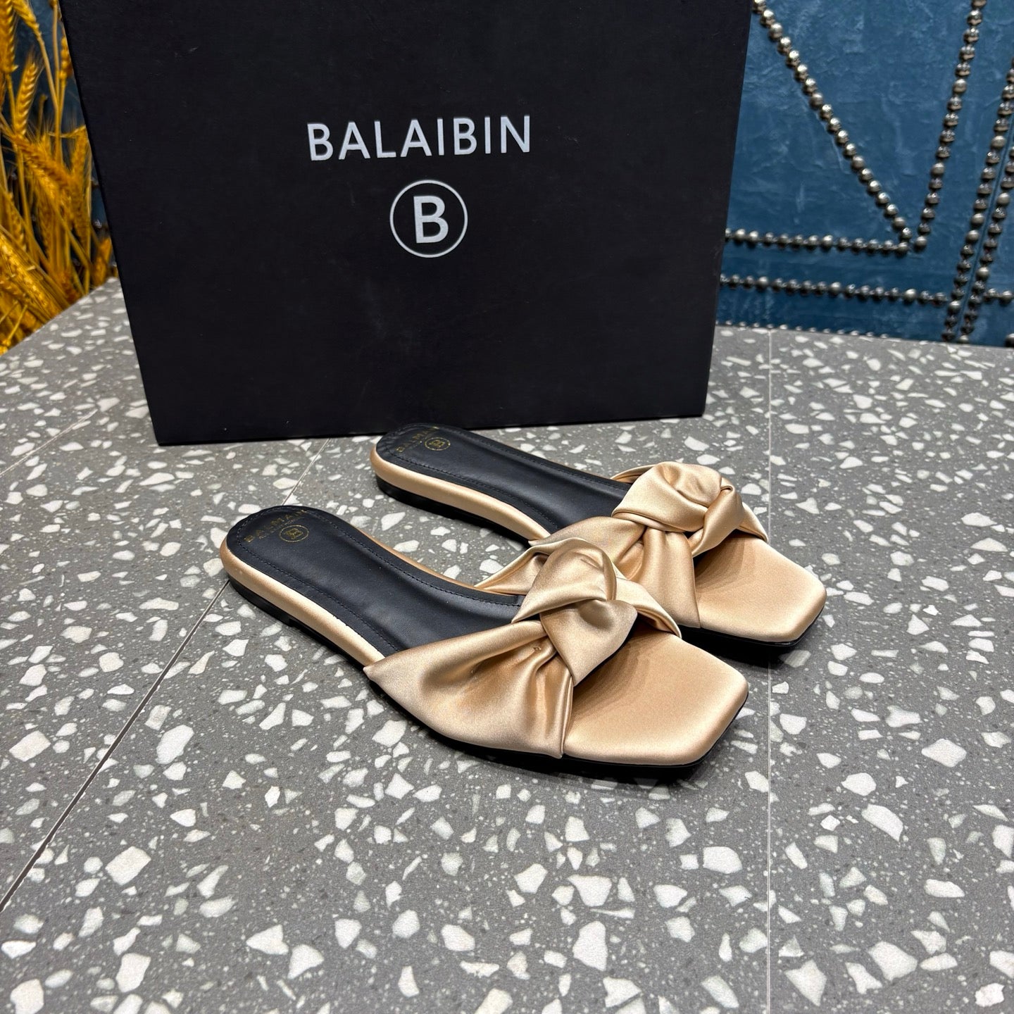 Шльопанці BALMAIN 26S з атласу світлого теплого бежевого кольору