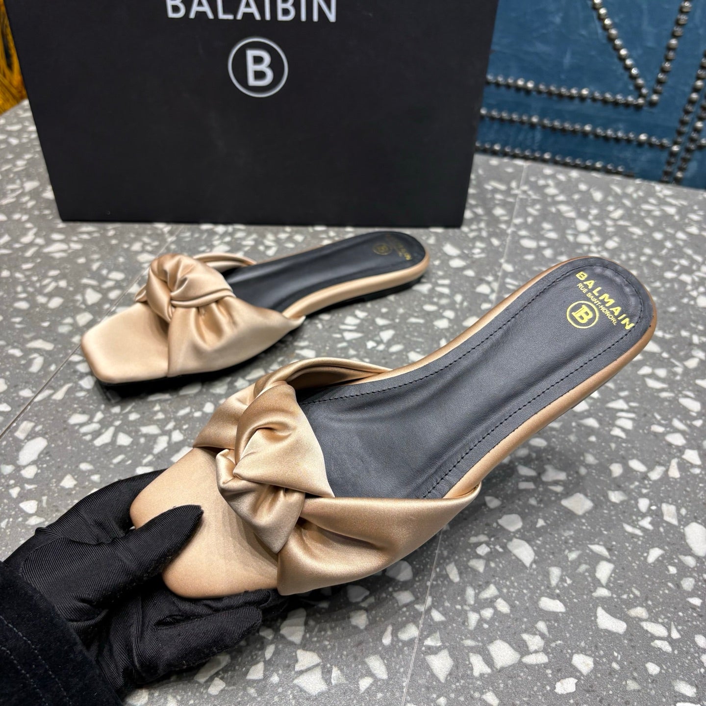 Шльопанці BALMAIN 26S з атласу світлого теплого бежевого кольору
