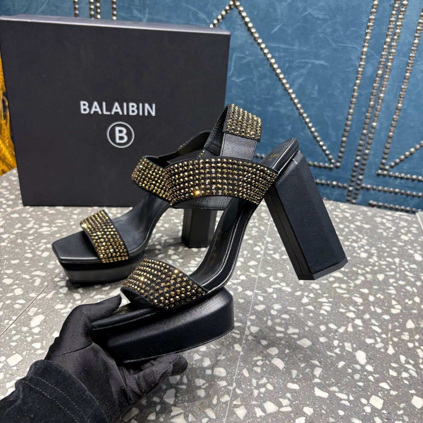 БОСОНІЖКИ BALMAIN 26S НА ВИСОКИХ ПІДБОРАХ 105 ММ З ЧОРНОЇ ТЕЛЯЧОЇ ШКІРИ З ОЗДОБЛЕННЯМ ЗОЛОТИМ КАМІННЯМ