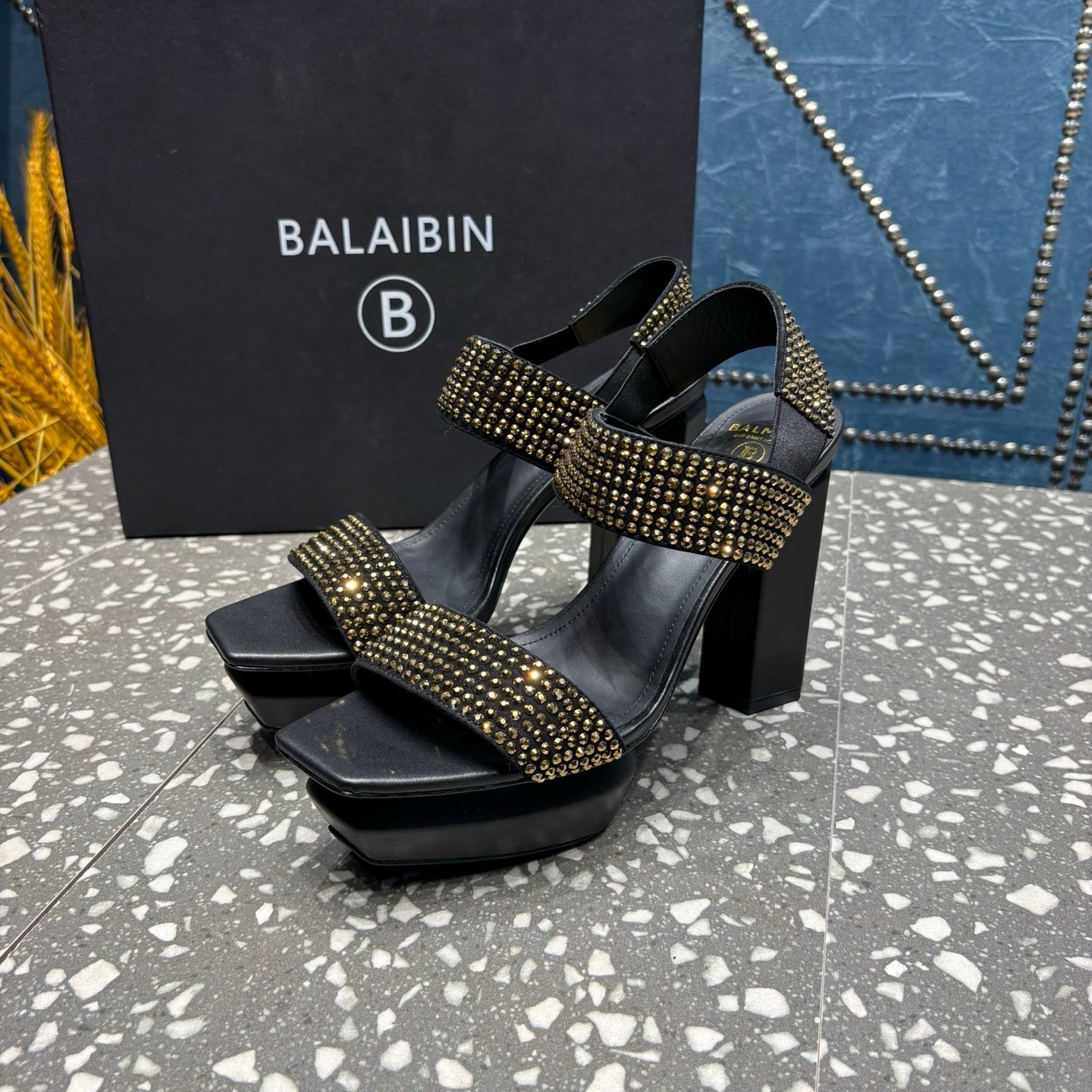 БОСОНІЖКИ BALMAIN 26S НА ВИСОКИХ ПІДБОРАХ 105 ММ З ЧОРНОЇ ТЕЛЯЧОЇ ШКІРИ З ОЗДОБЛЕННЯМ ЗОЛОТИМ КАМІННЯМ